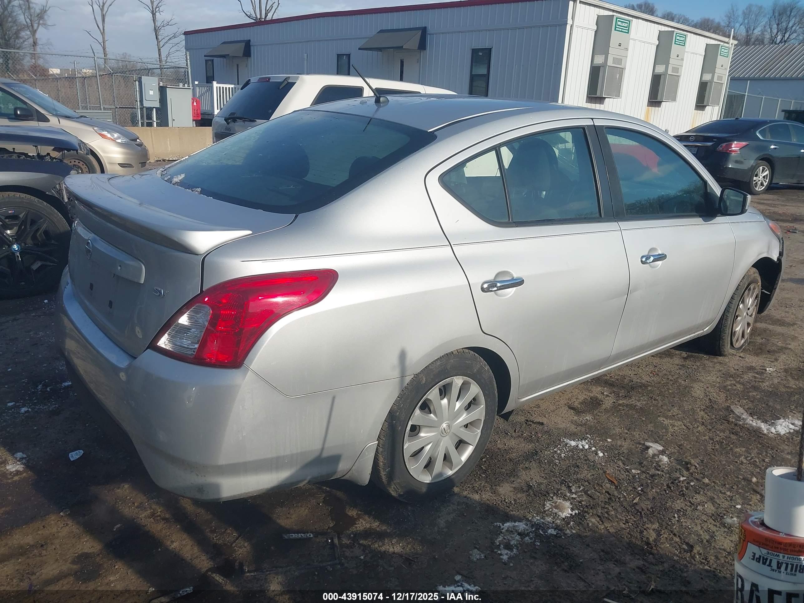NISSAN VERSA image 4