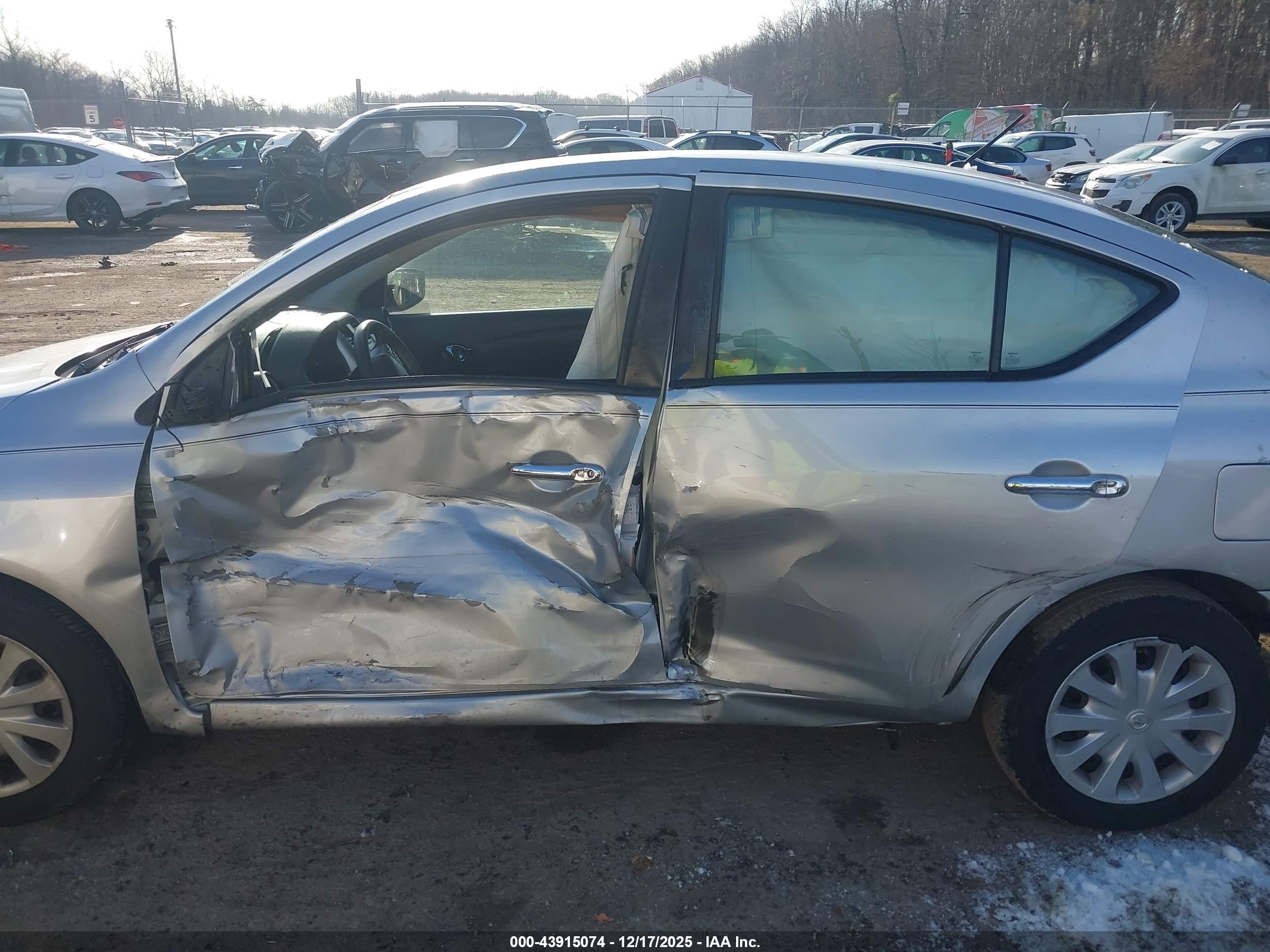 NISSAN VERSA image 6