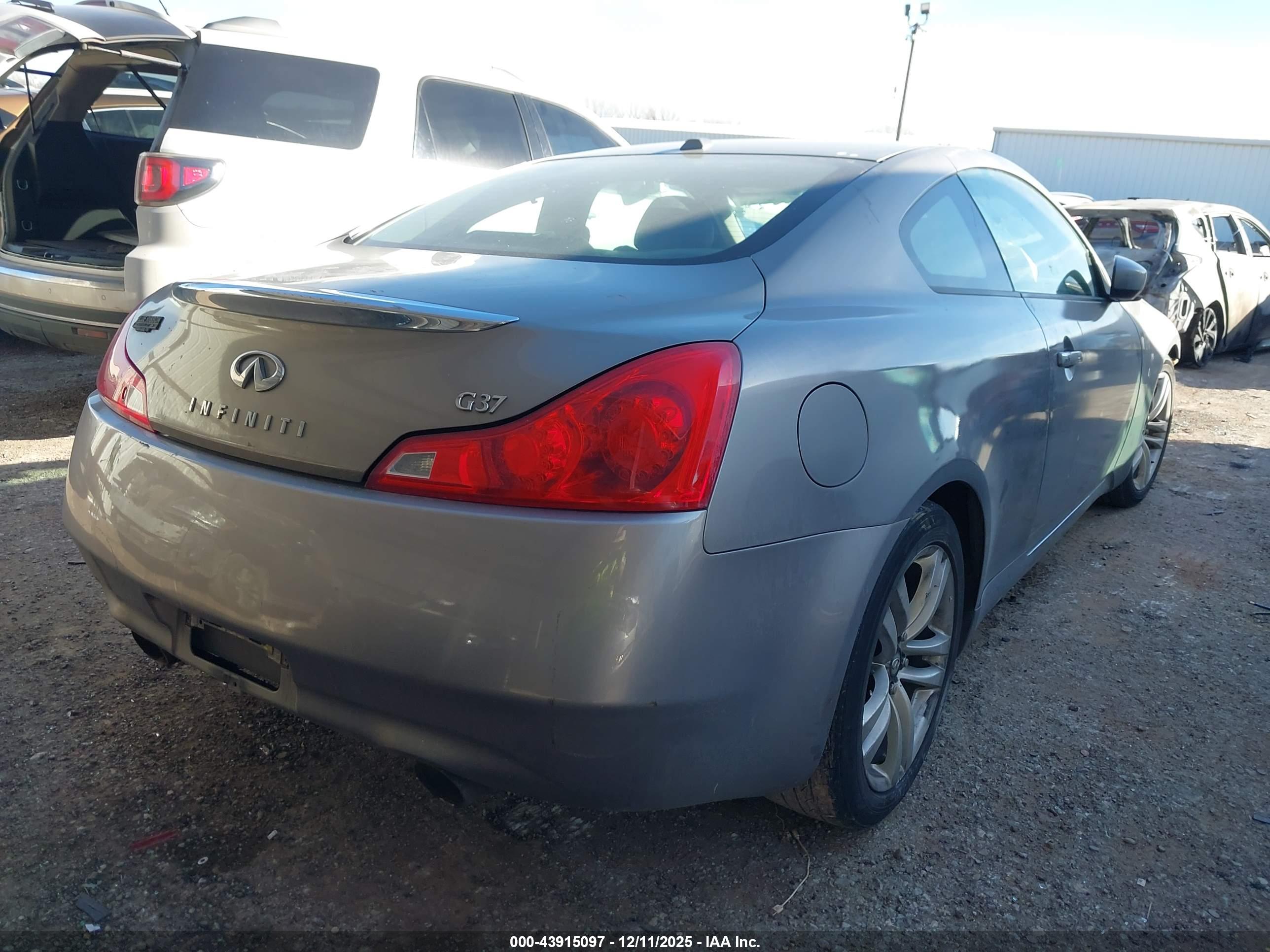 INFINITI G37 image 4