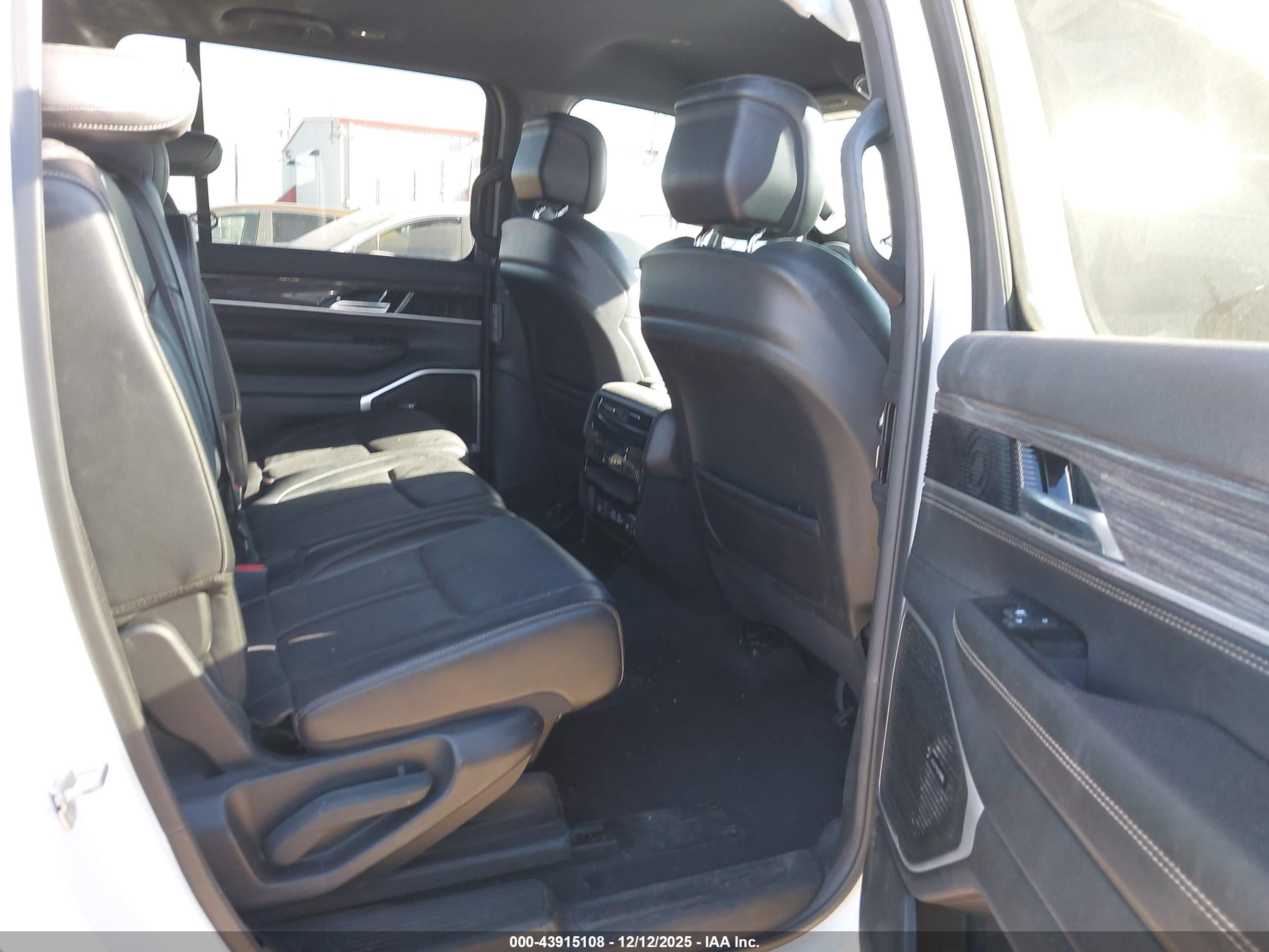 JEEP WAGONEER image 8