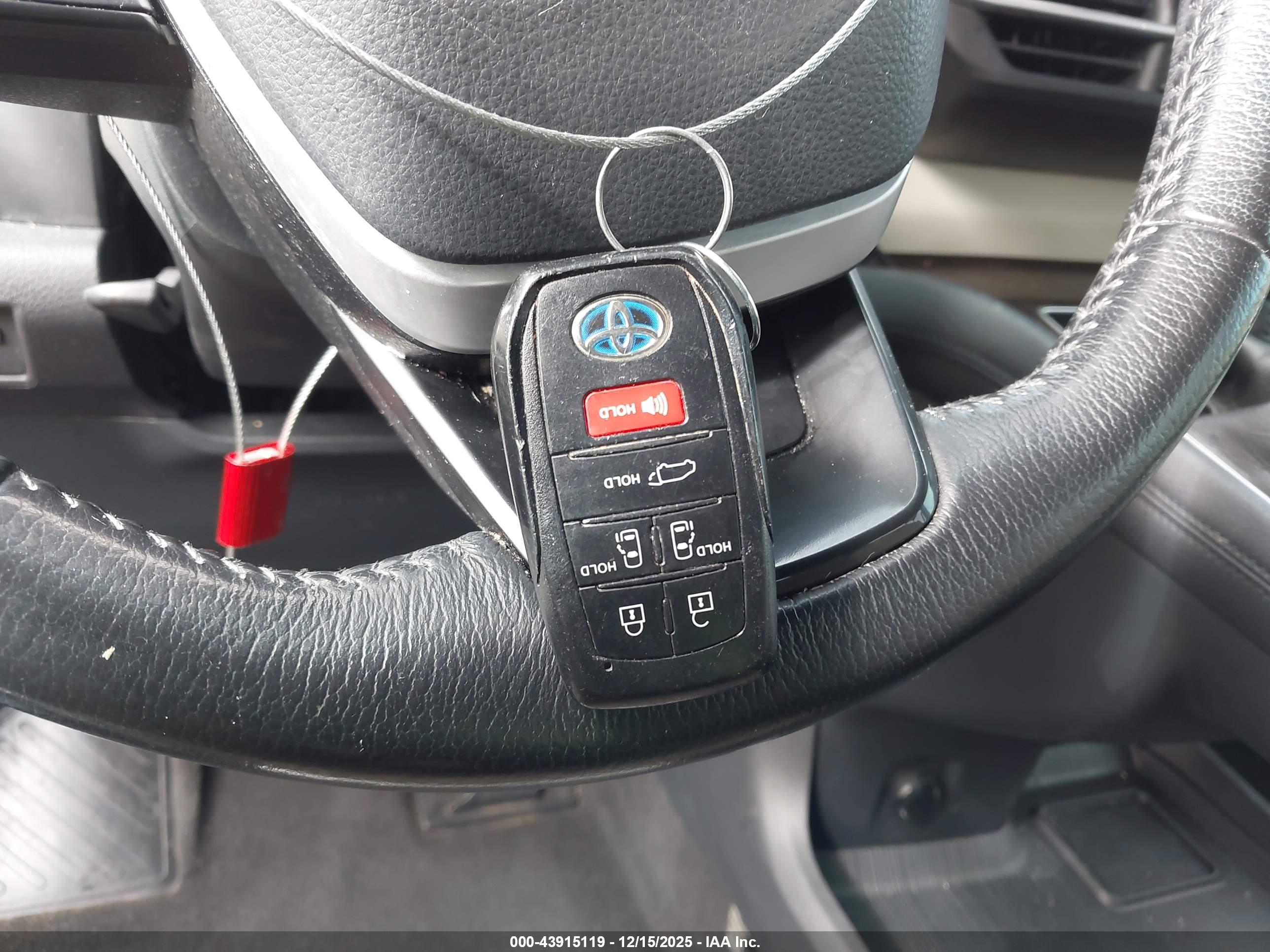 TOYOTA SIENNA image 11