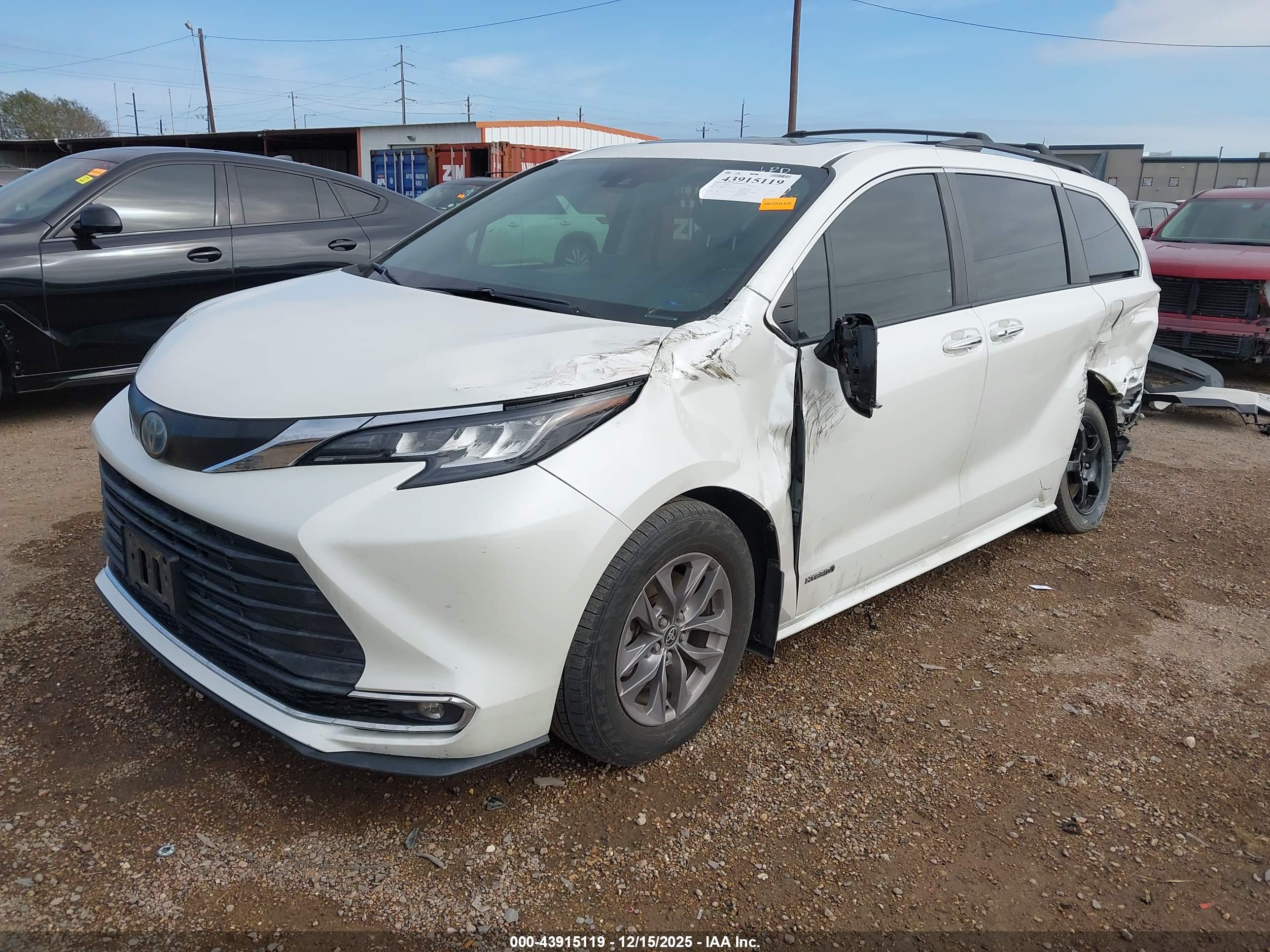 TOYOTA SIENNA image 2