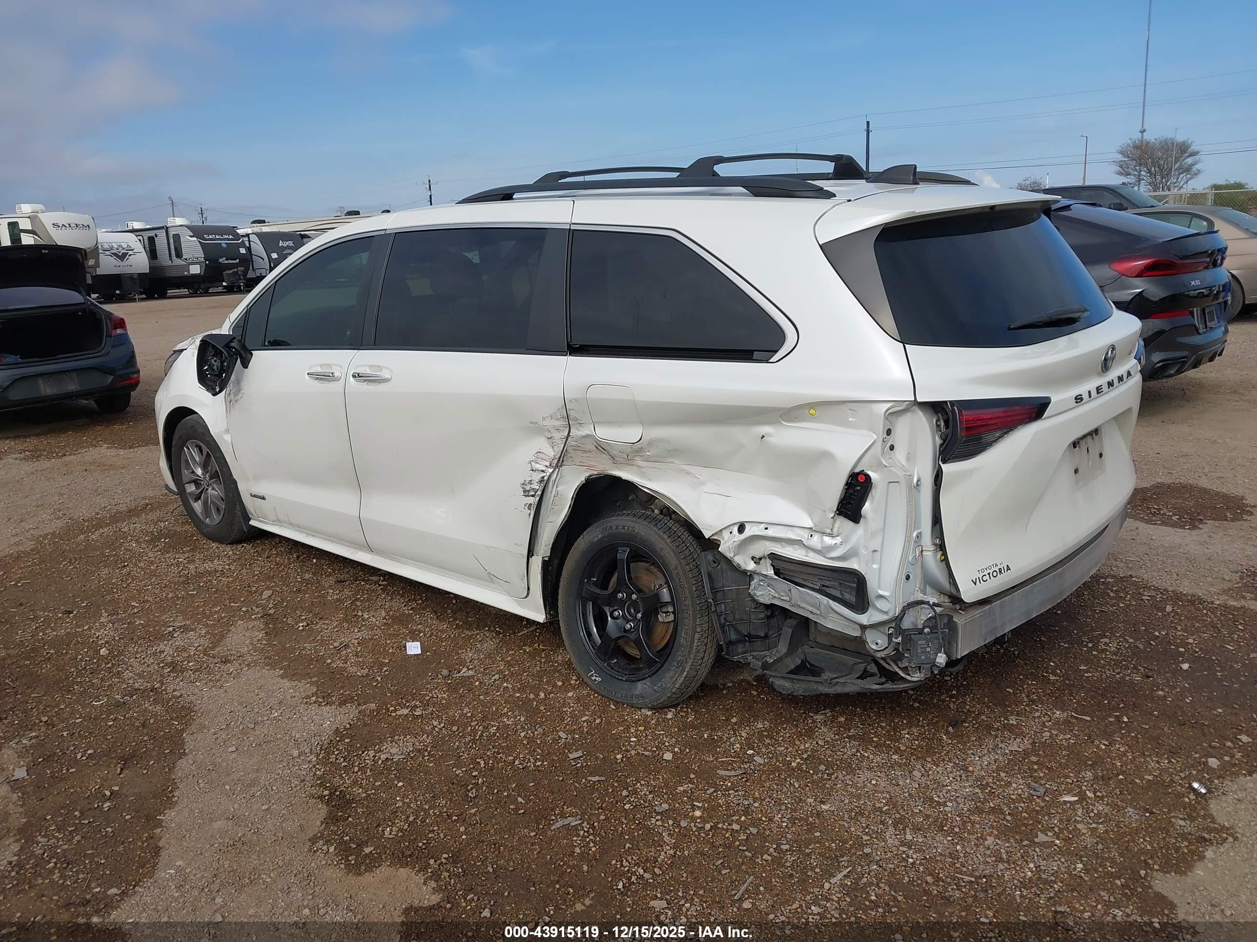 TOYOTA SIENNA image 3