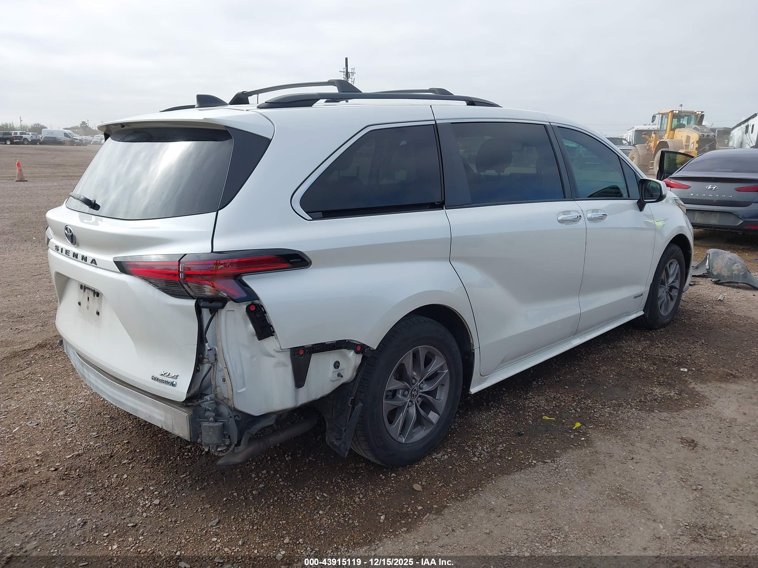 TOYOTA SIENNA image 4