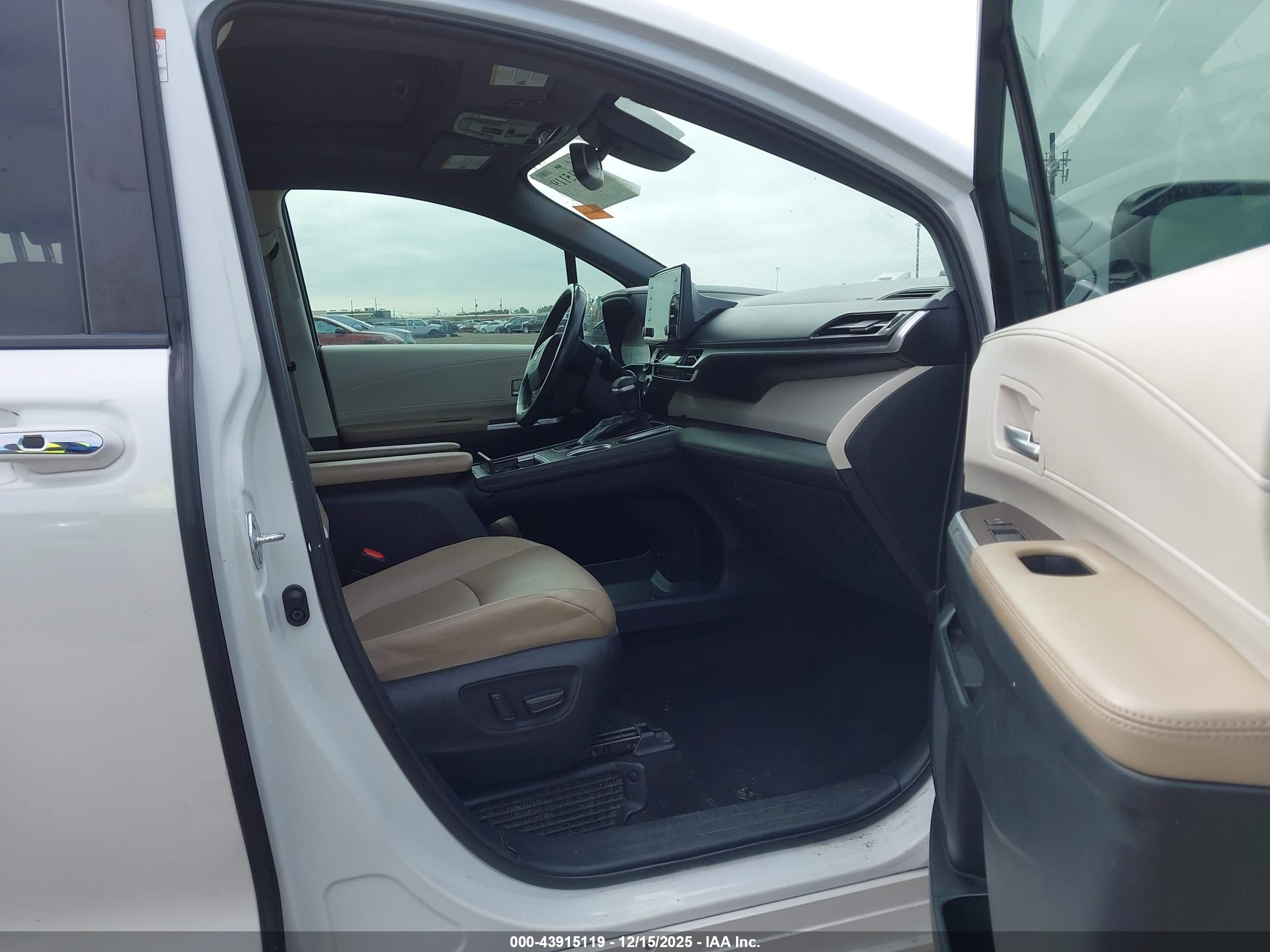 TOYOTA SIENNA image 5