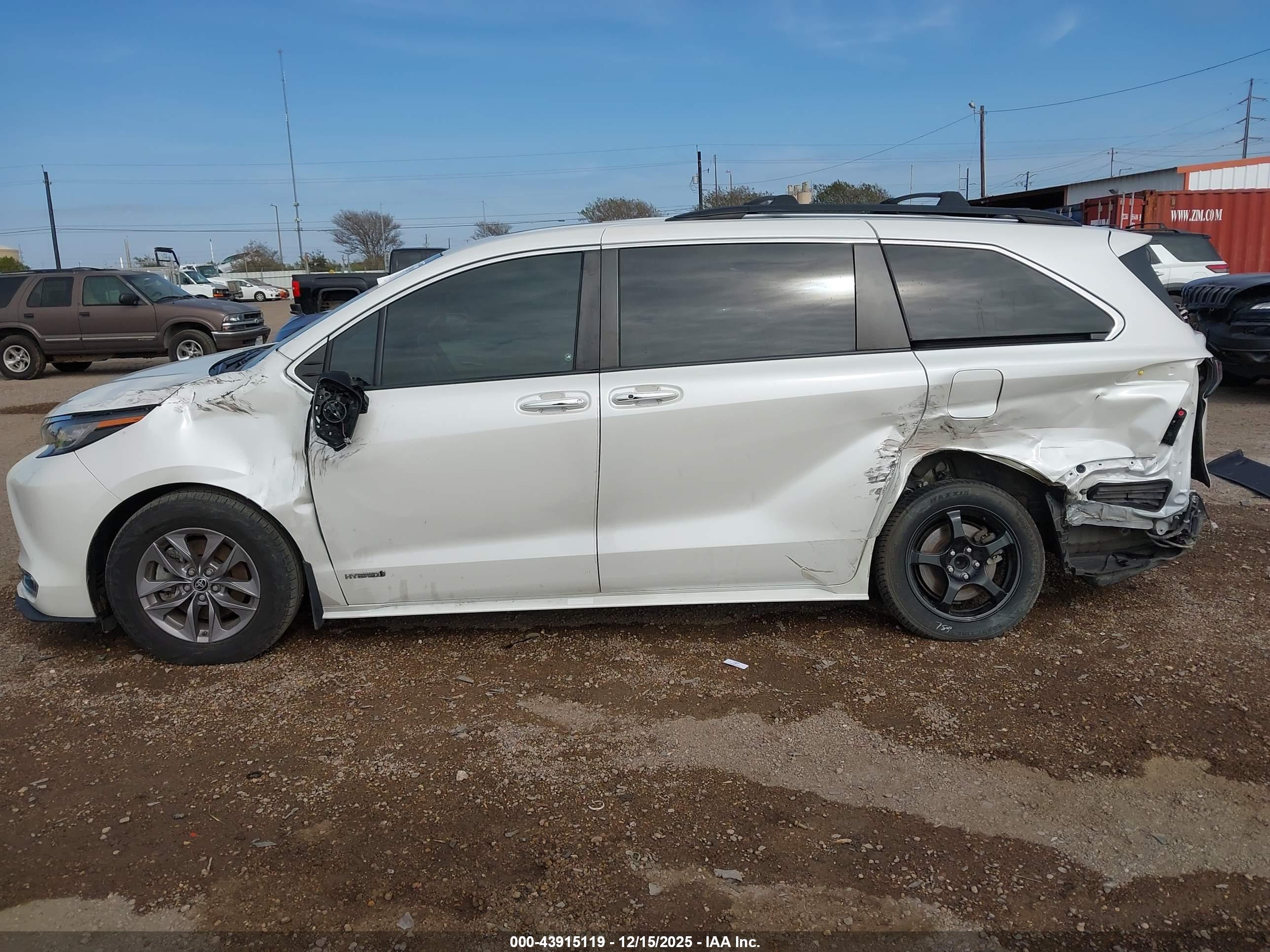 TOYOTA SIENNA image 6
