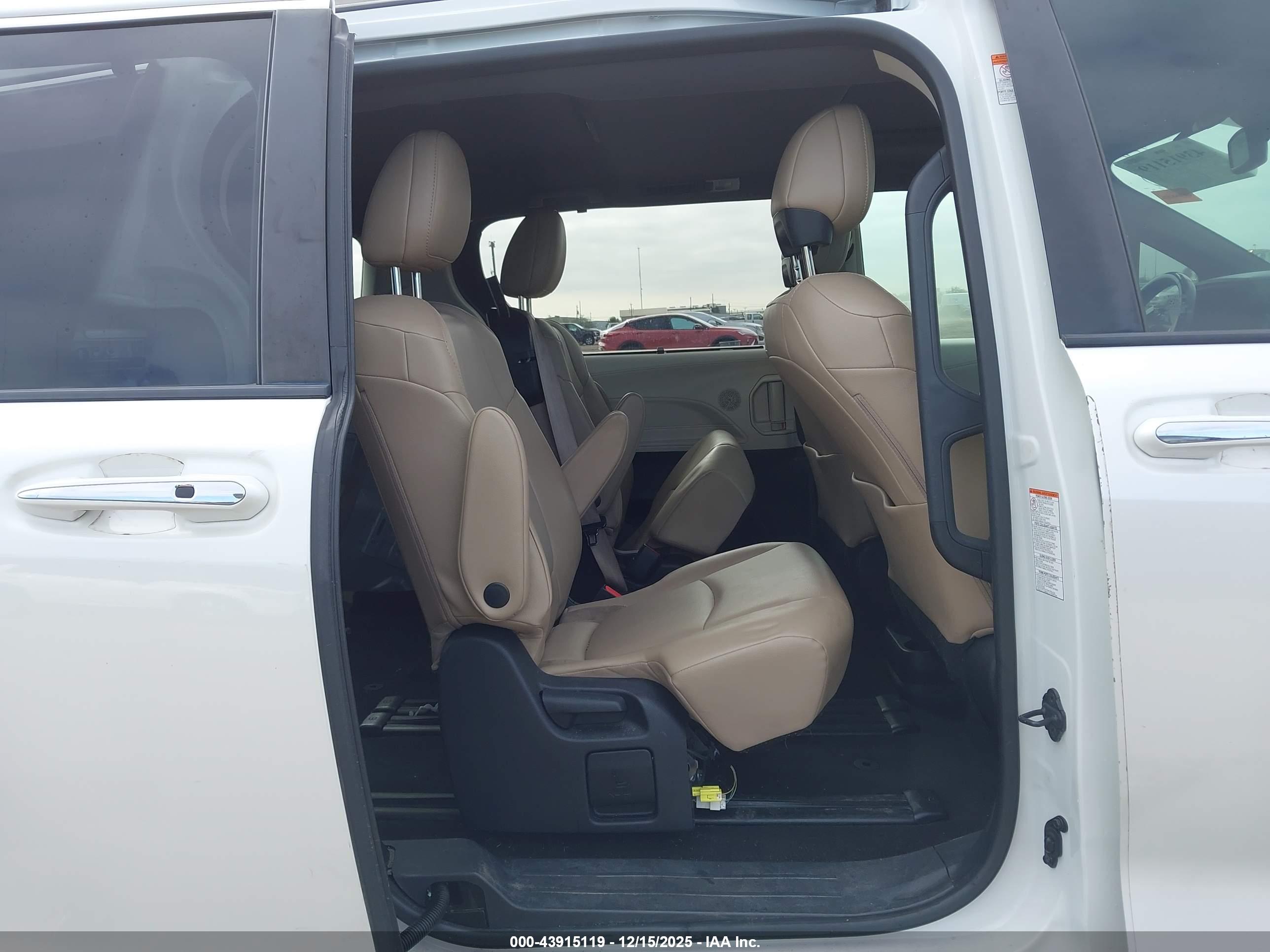 TOYOTA SIENNA image 8