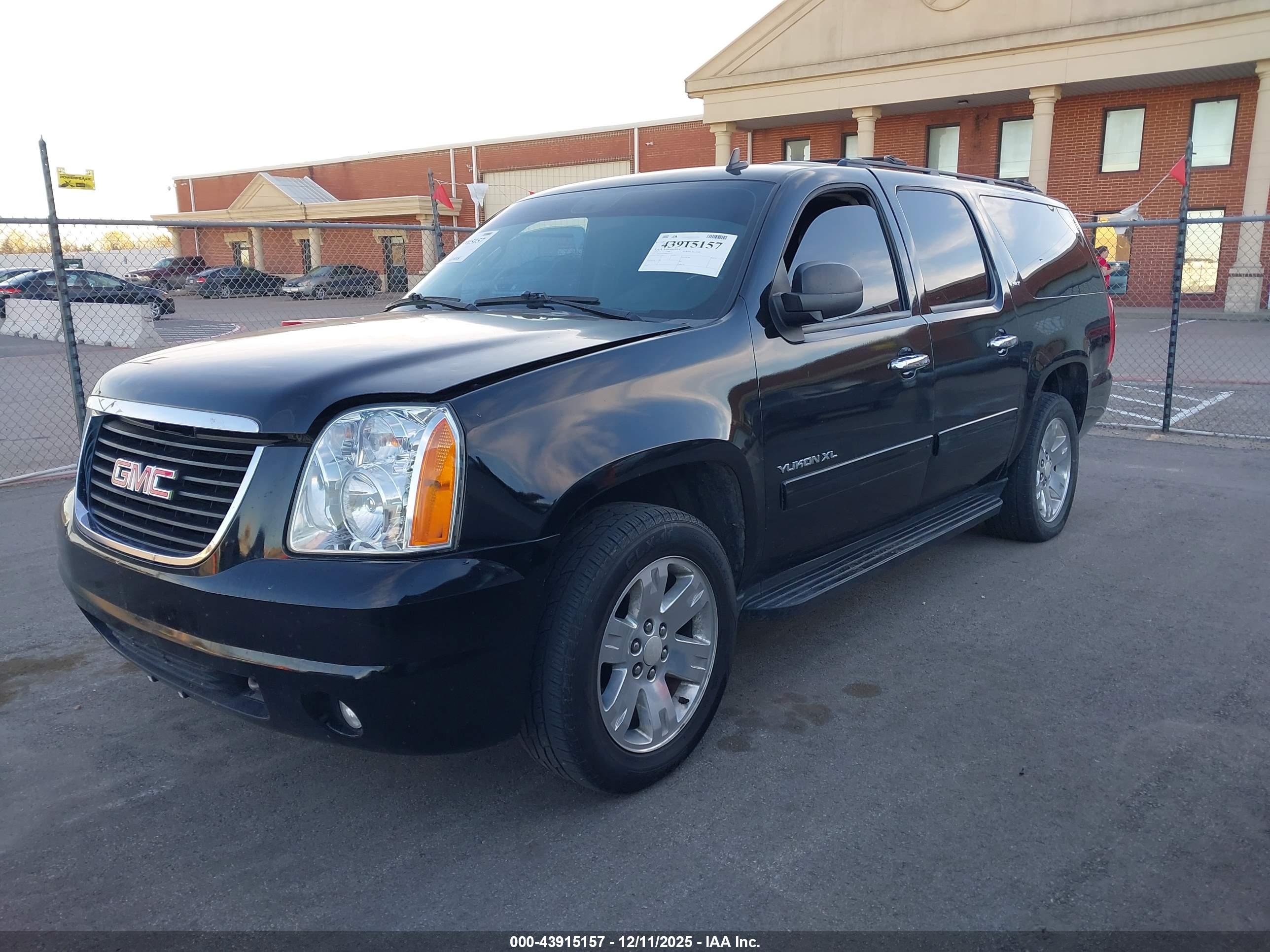 GMC YUKON image 2