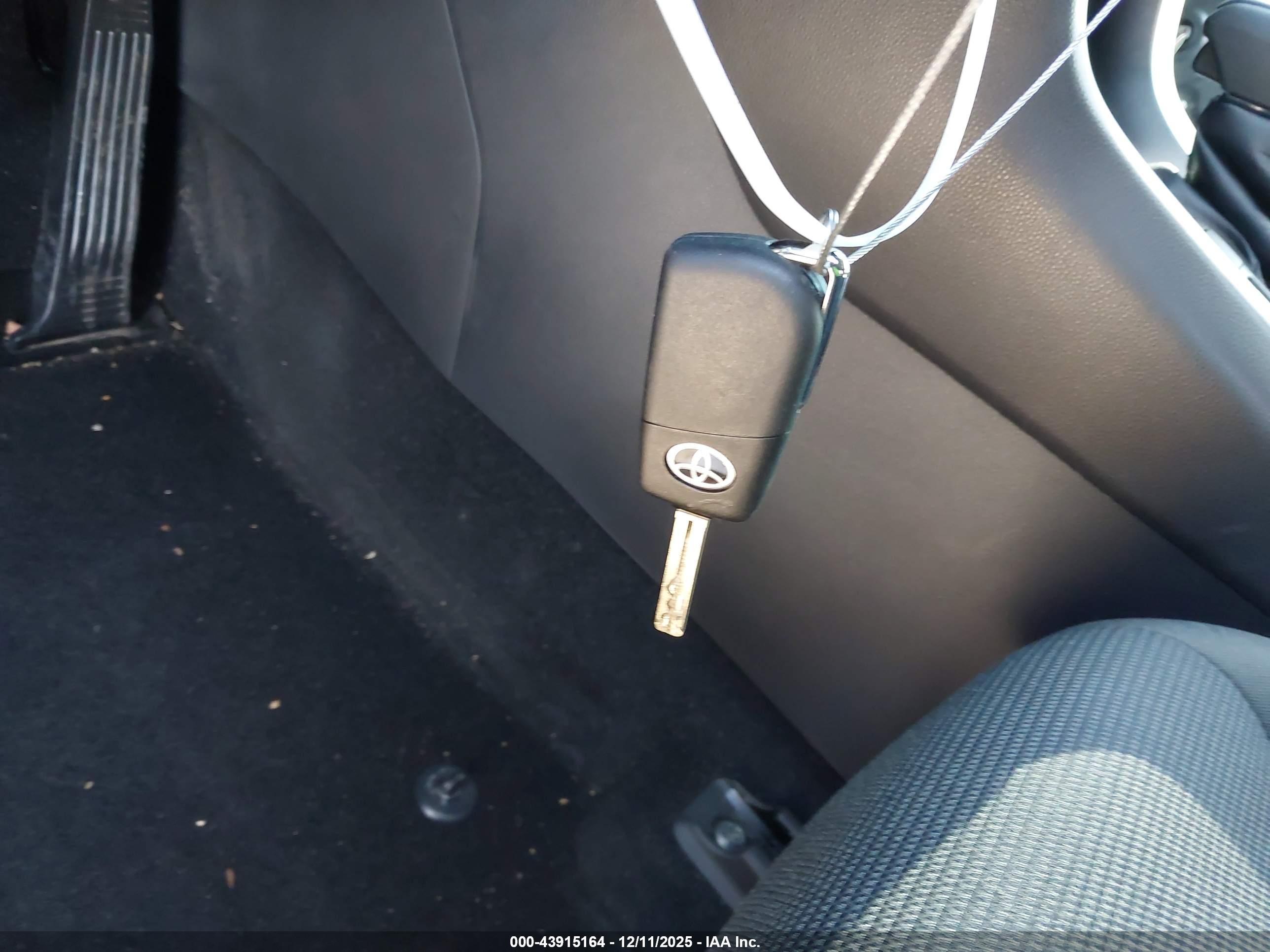 TOYOTA RAV4 image 11