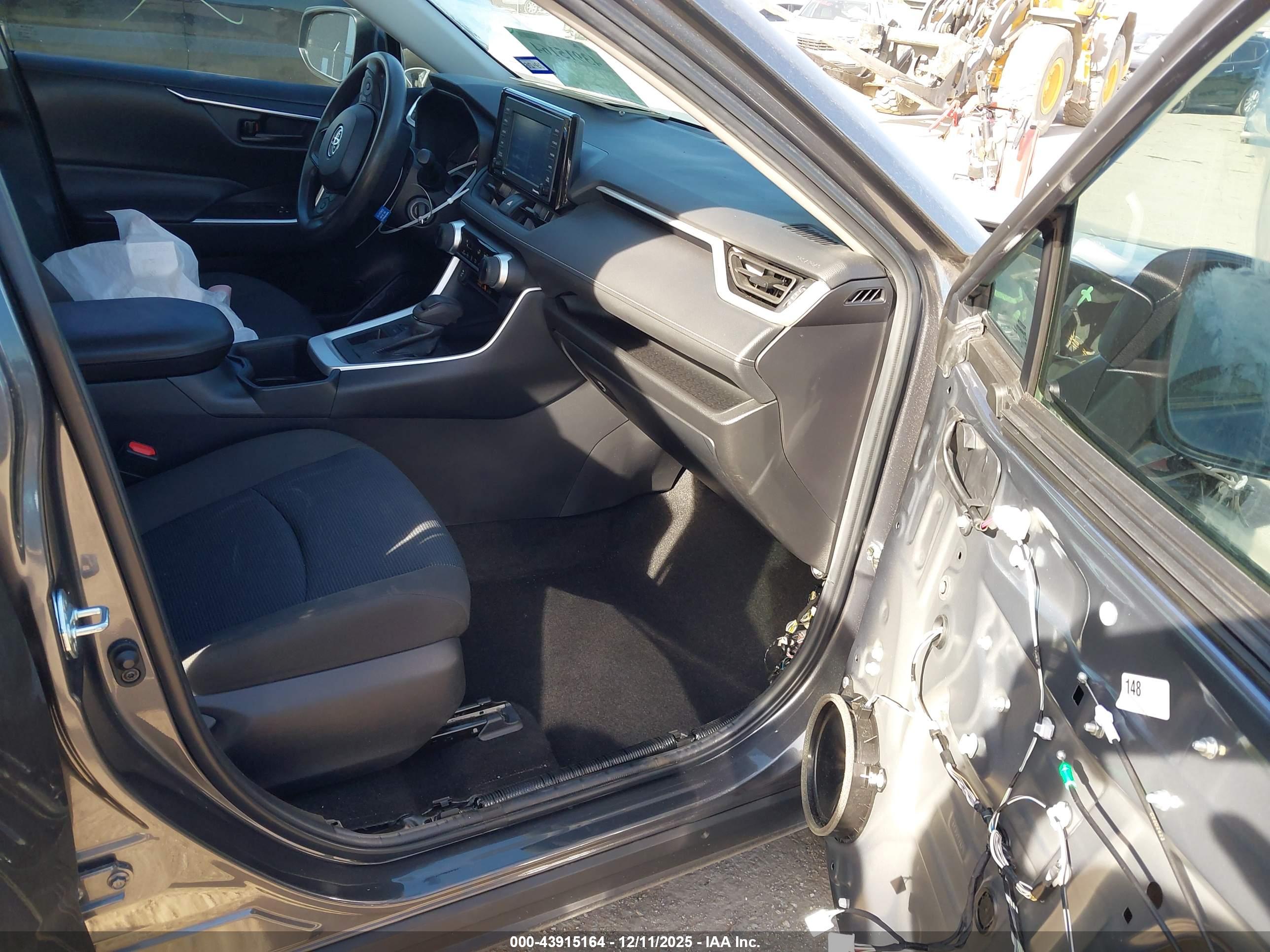 TOYOTA RAV4 image 5