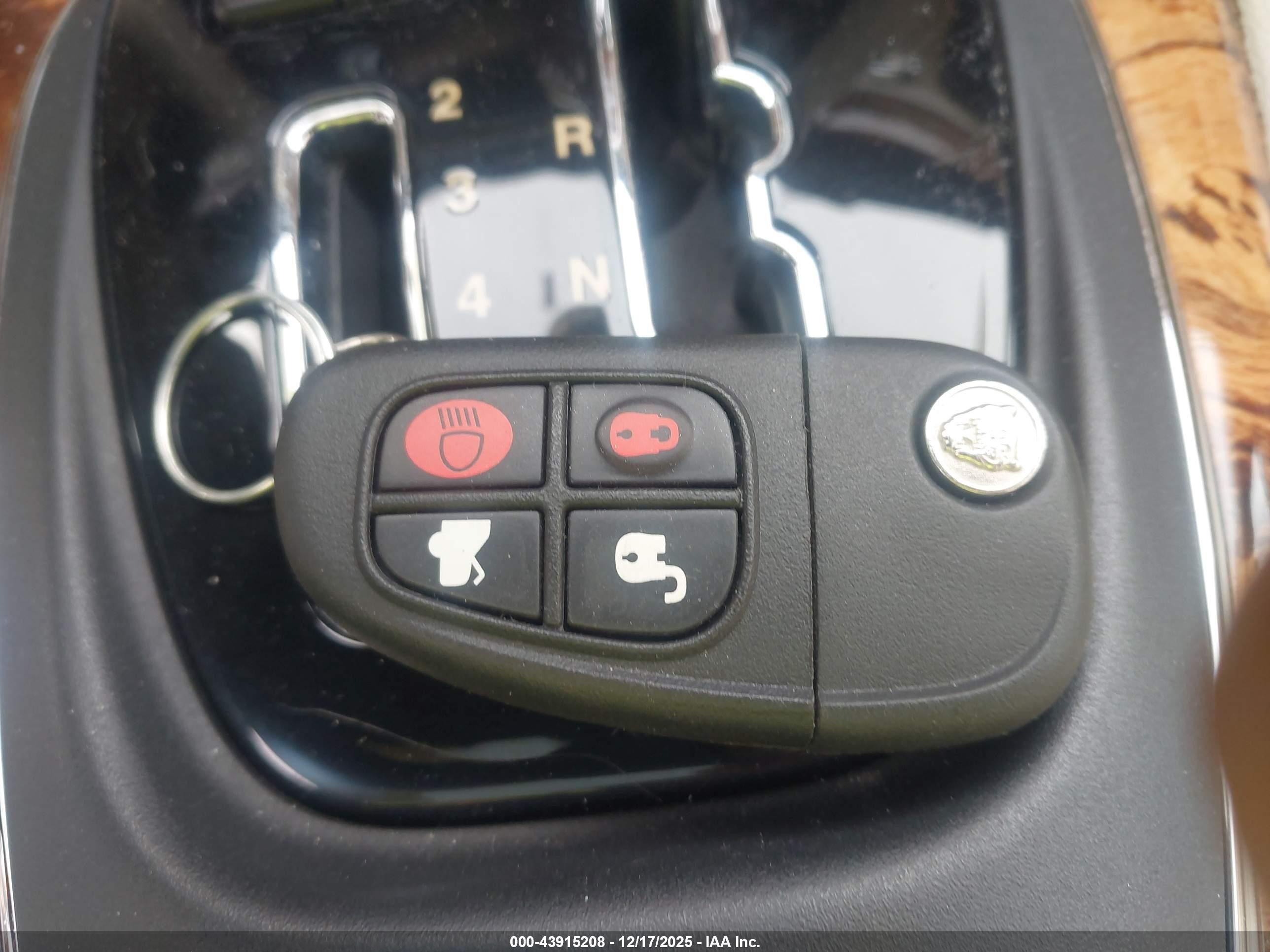 JAGUAR XJ image 11