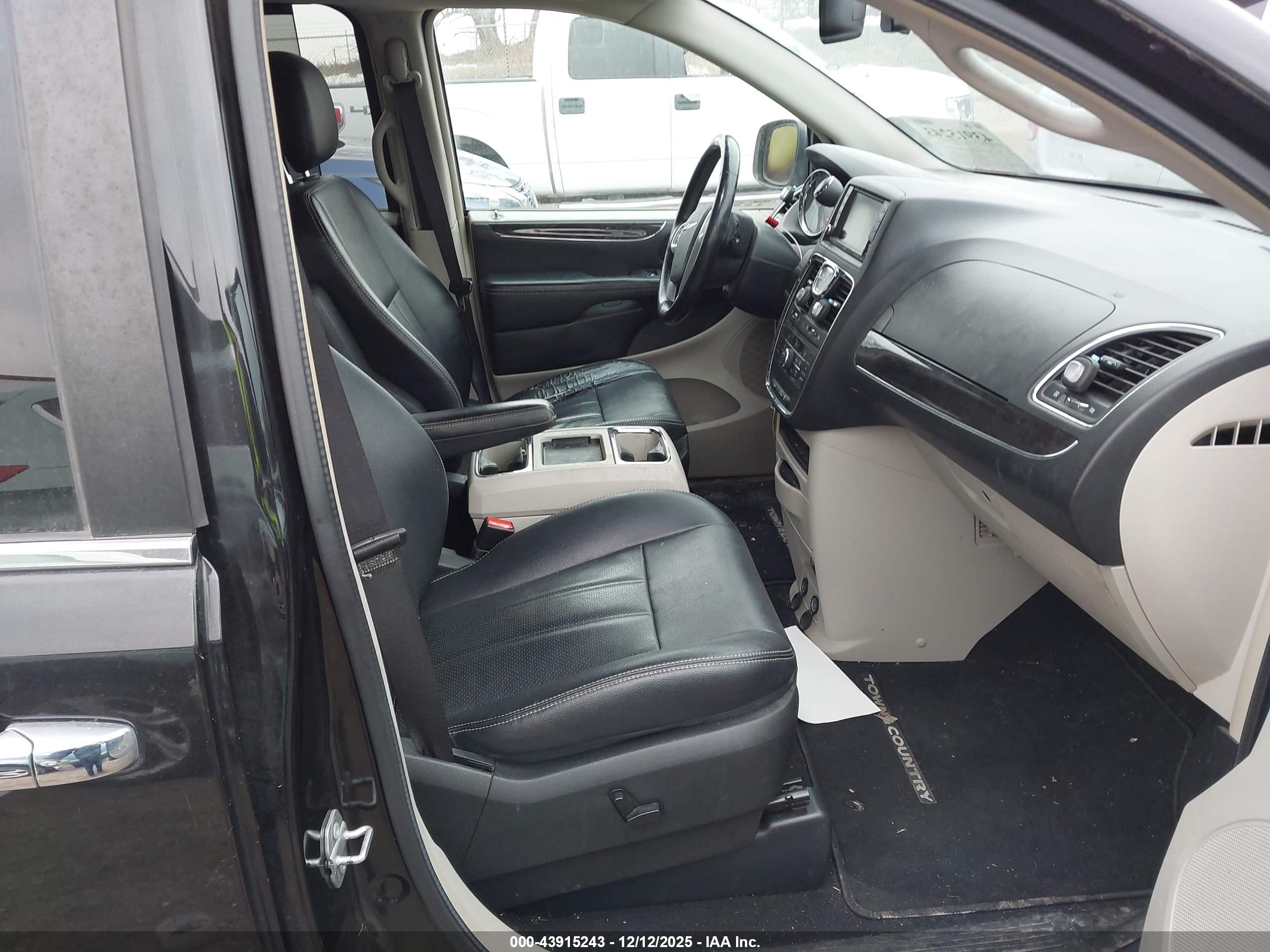 CHRYSLER TOWN image 5