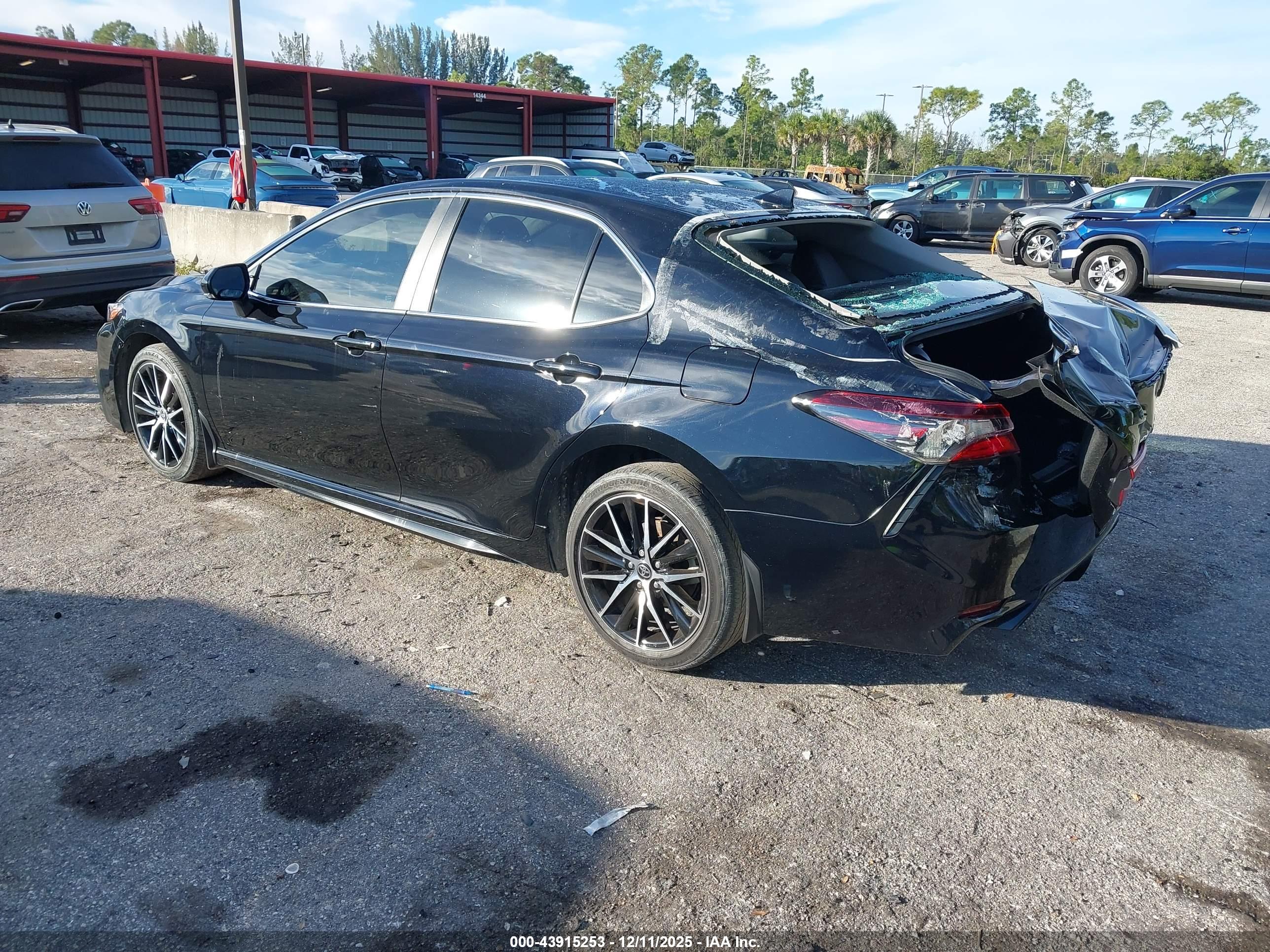 TOYOTA CAMRY image 3