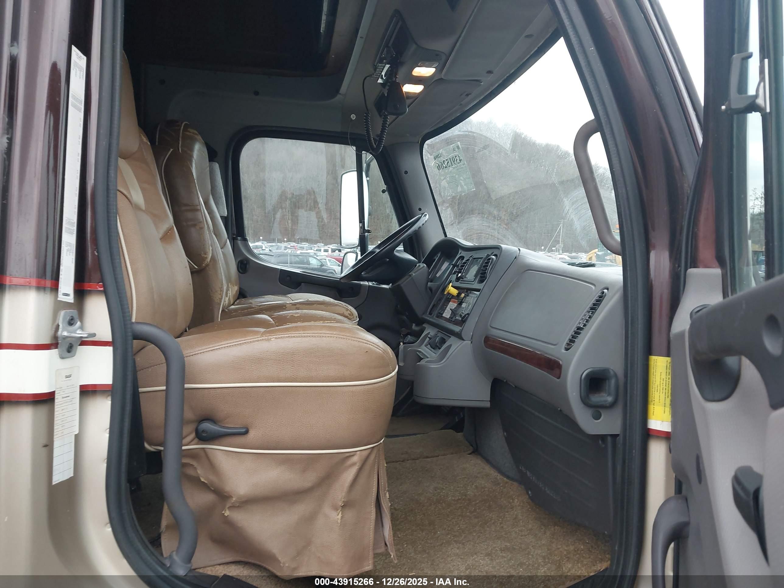 FREIGHTLINER M2 image 7
