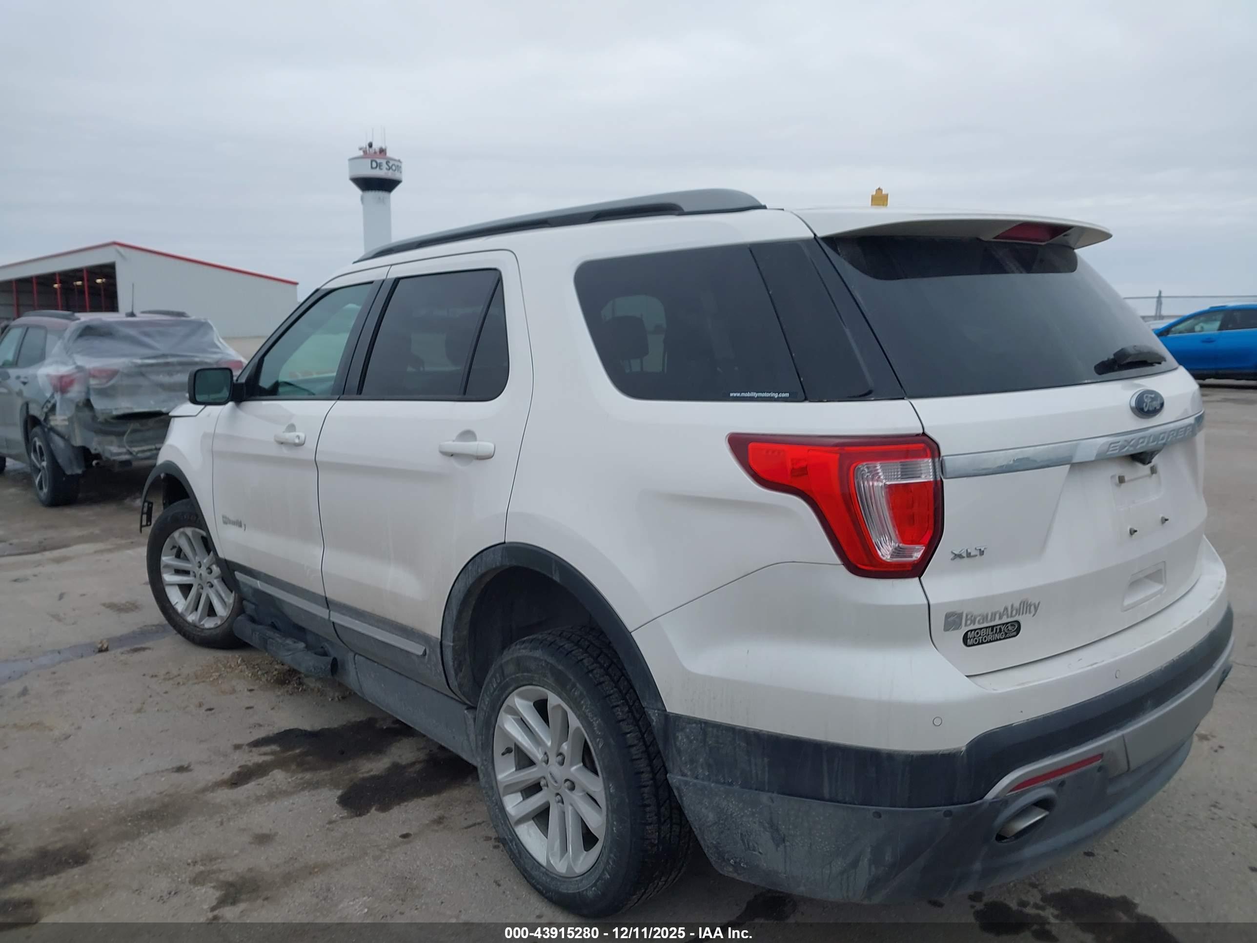 FORD EXPLORER image 3