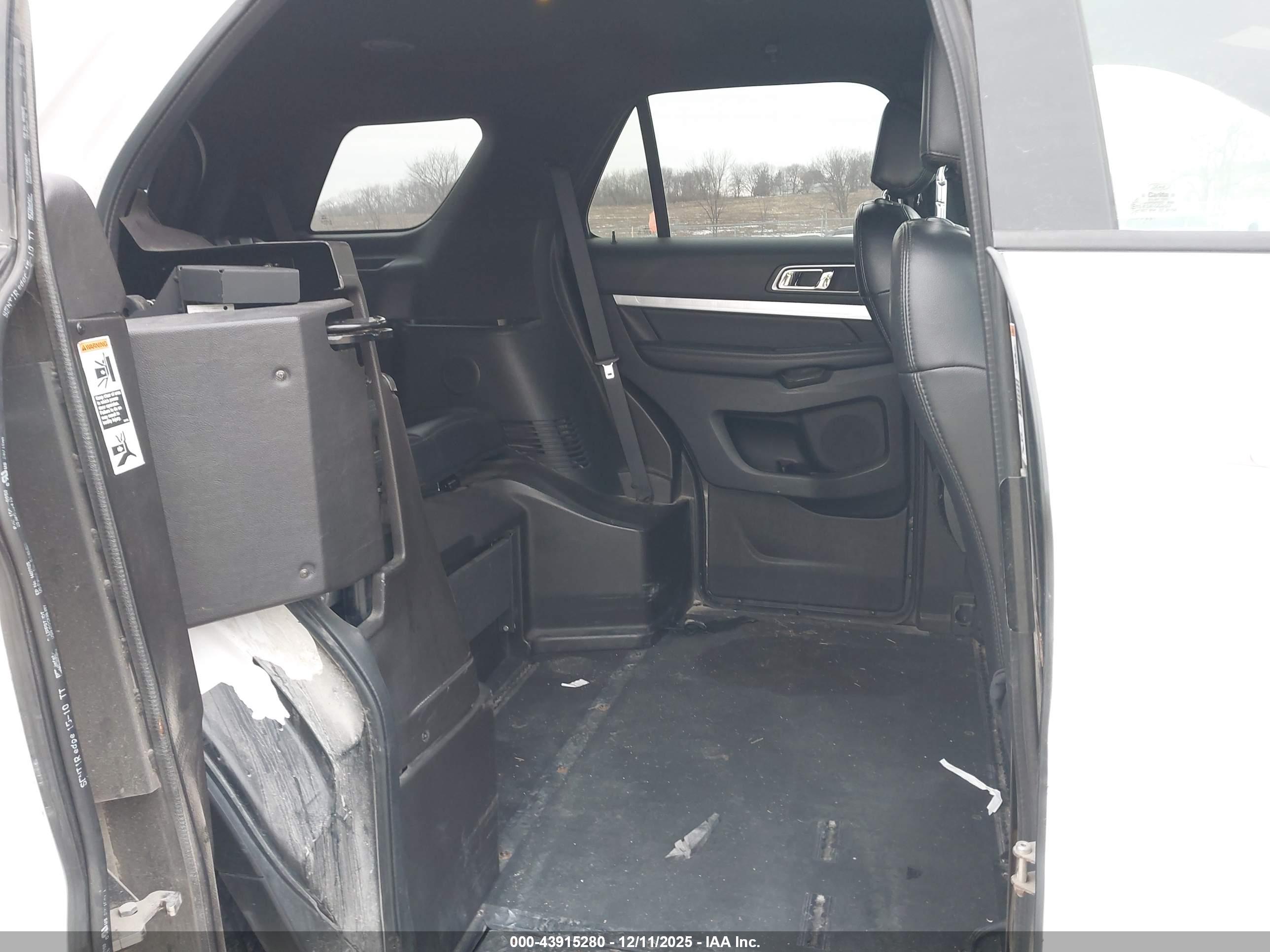 FORD EXPLORER image 8
