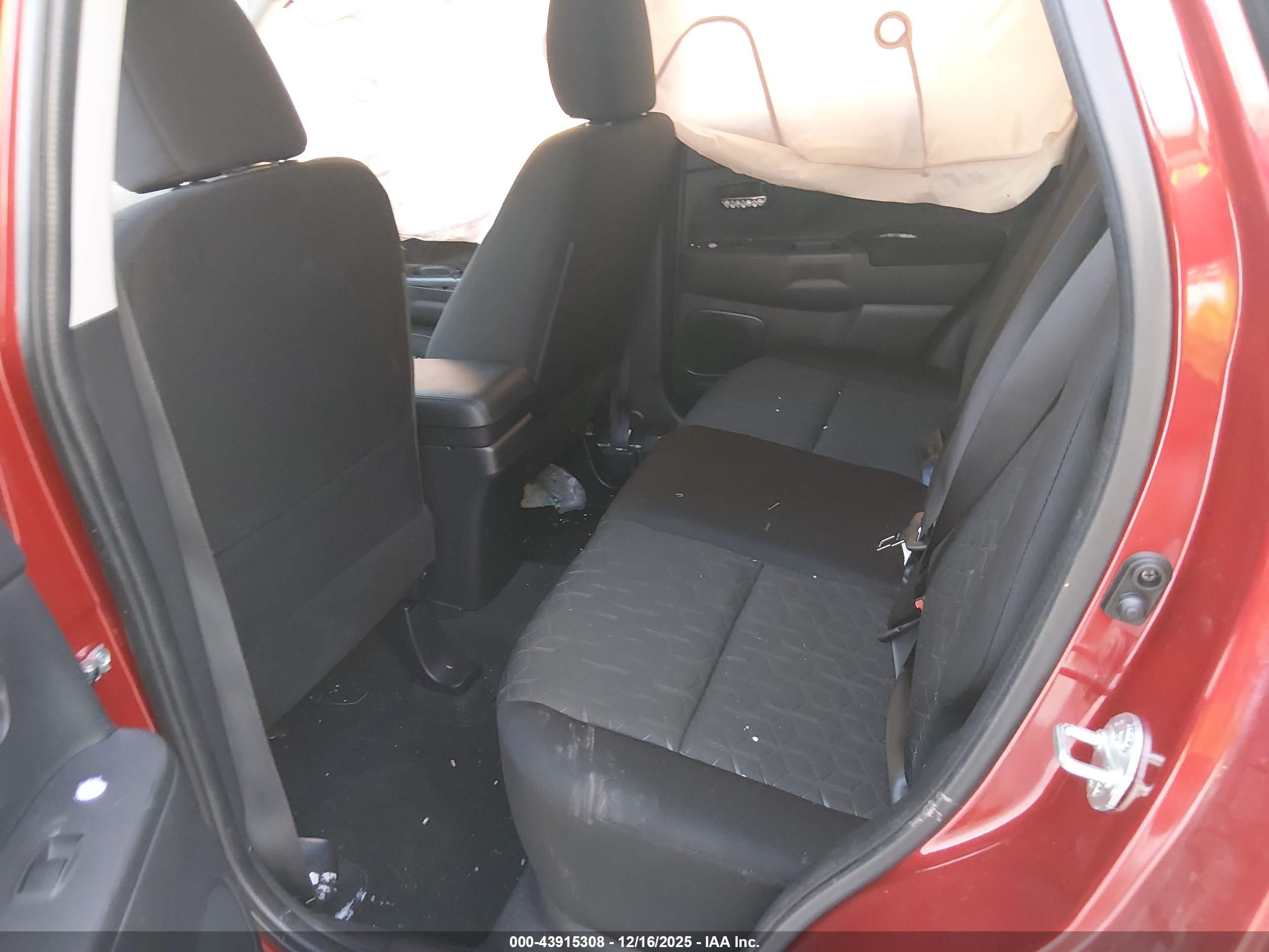 MITSUBISHI OUTLANDER image 8