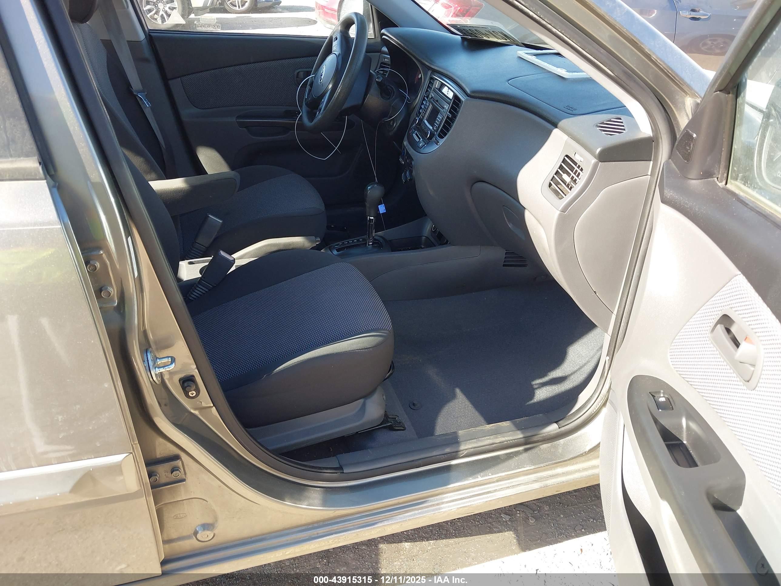 KIA RIO image 5