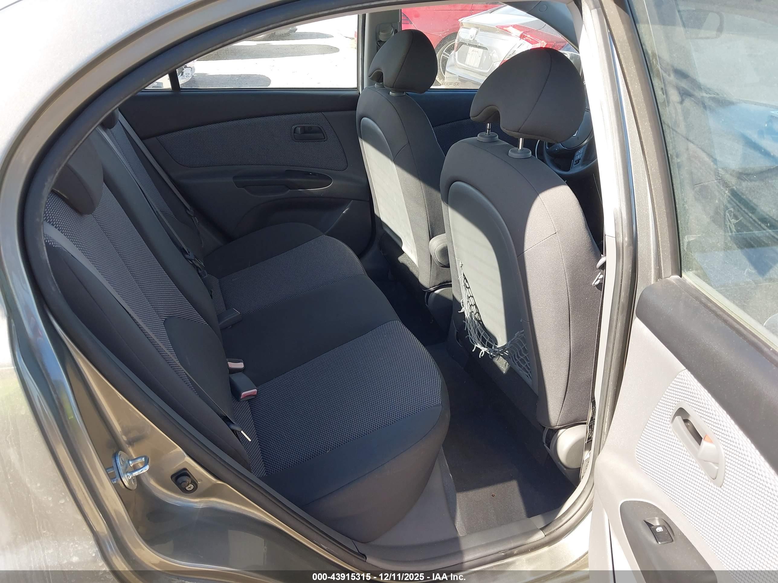 KIA RIO image 8