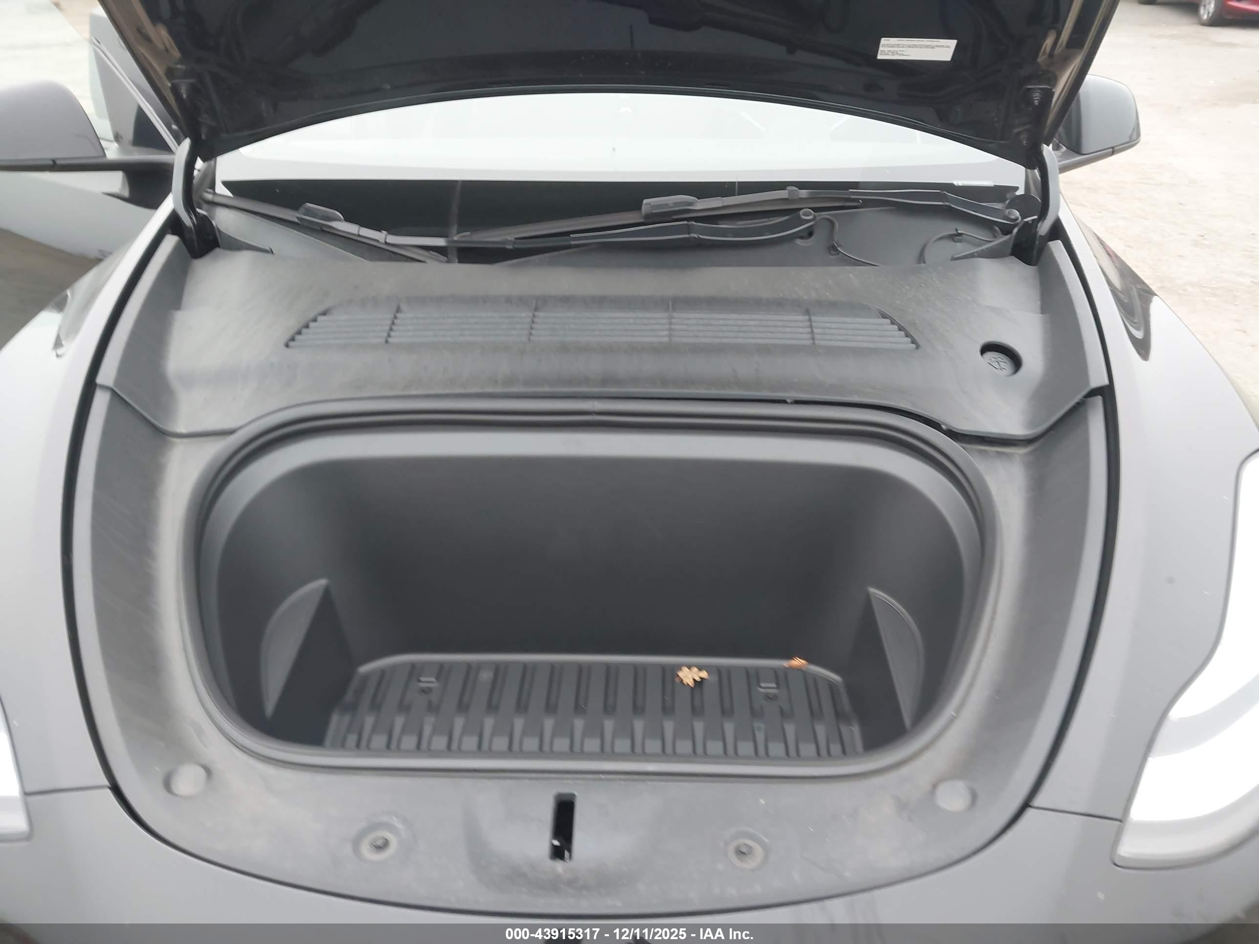 TESLA MODEL image 10