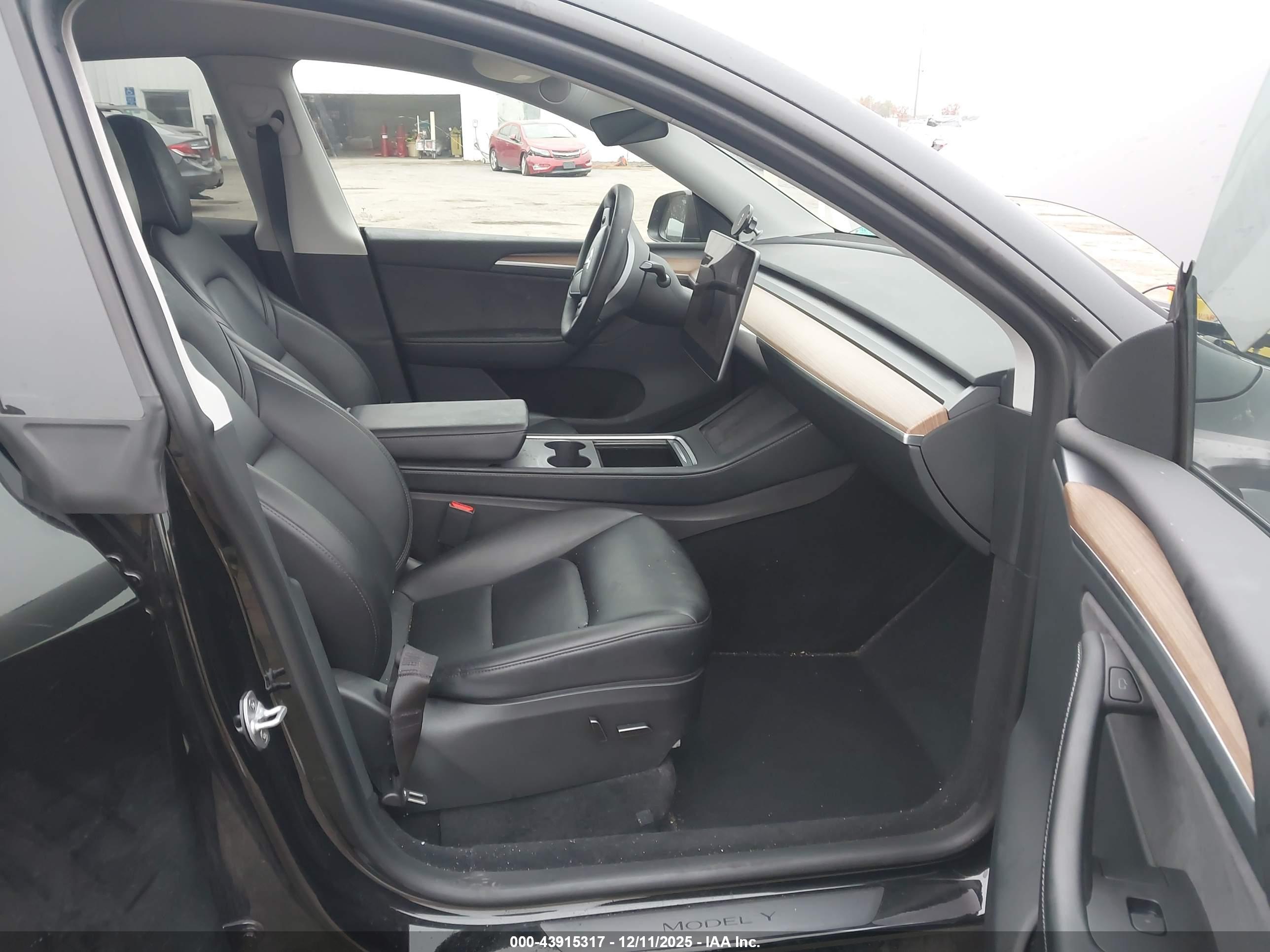 TESLA MODEL image 5