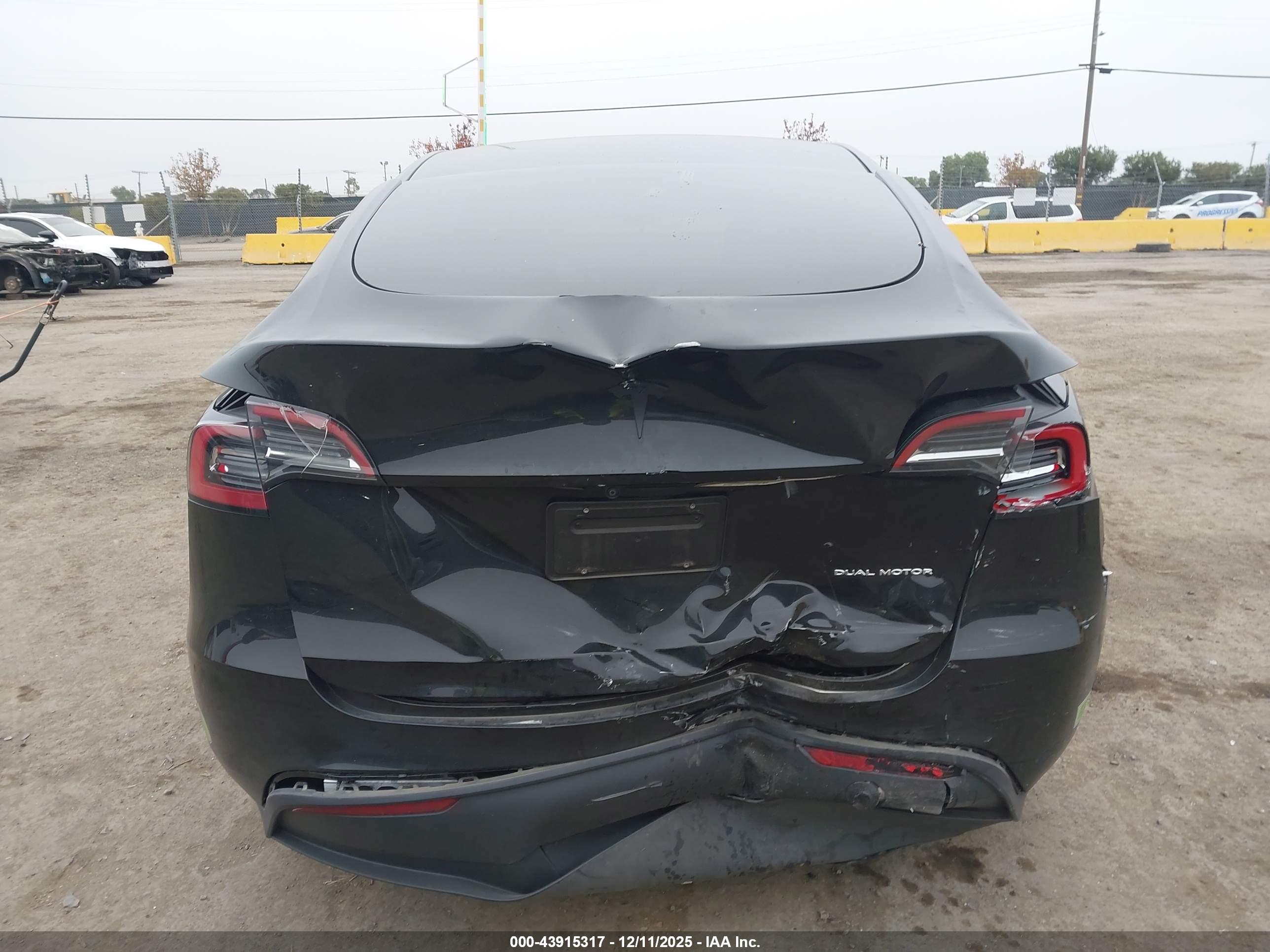 TESLA MODEL image 6