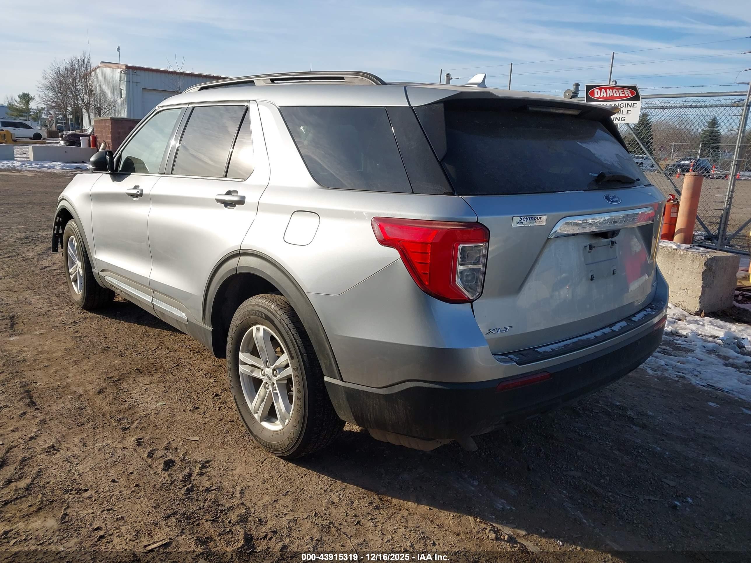 FORD EXPLORER image 3
