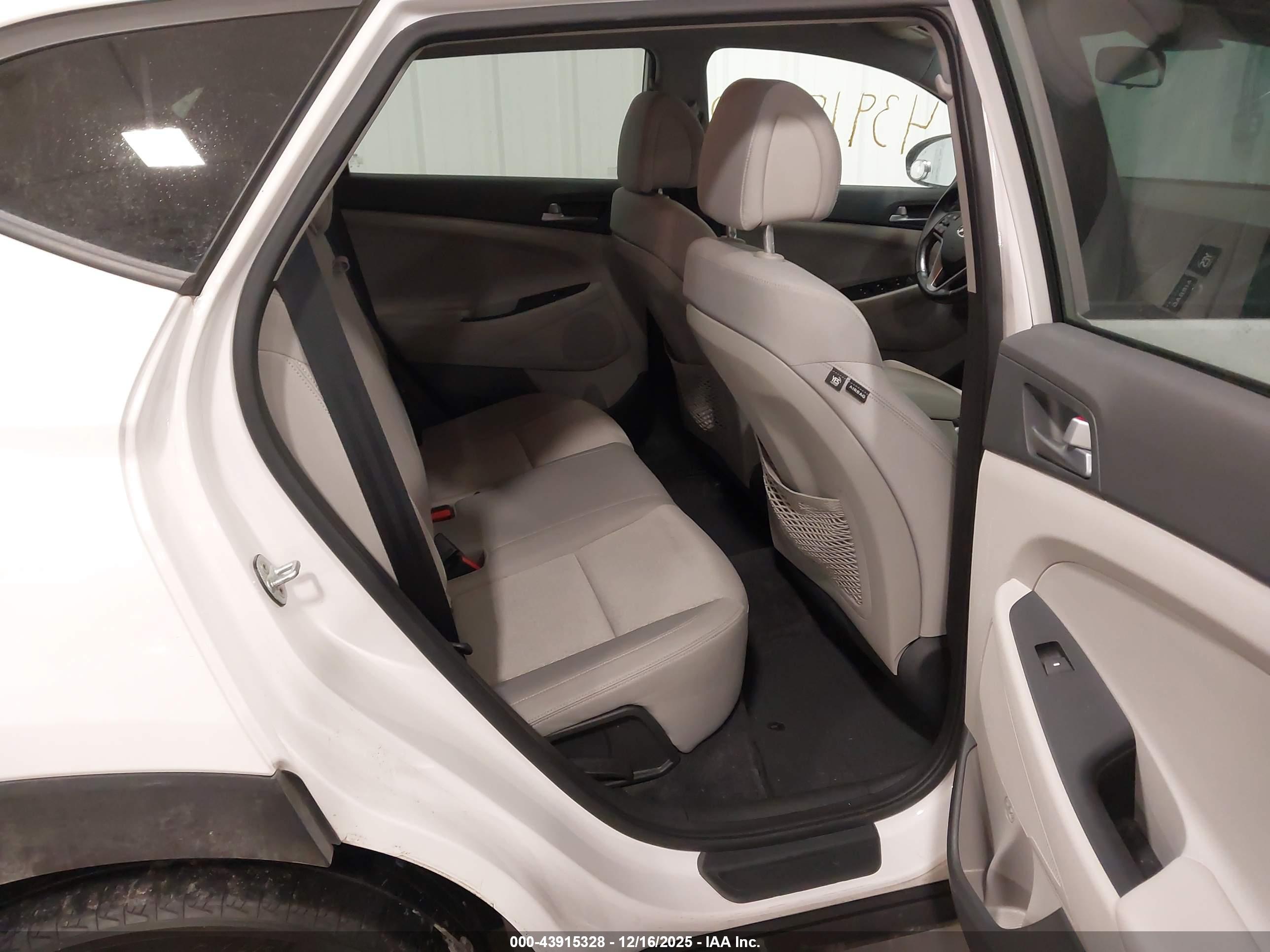 HYUNDAI TUCSON image 8