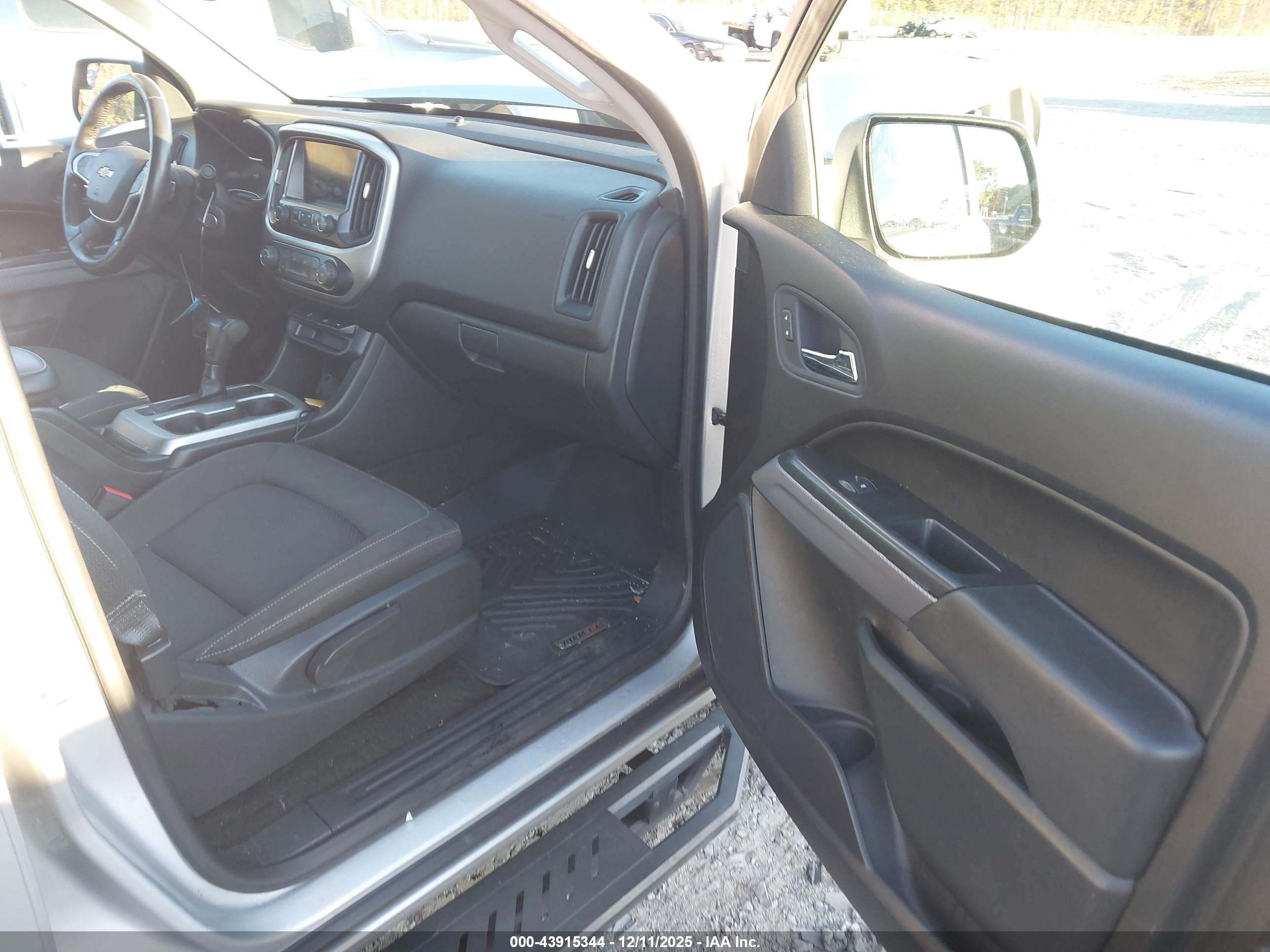 CHEVROLET COLORADO image 5