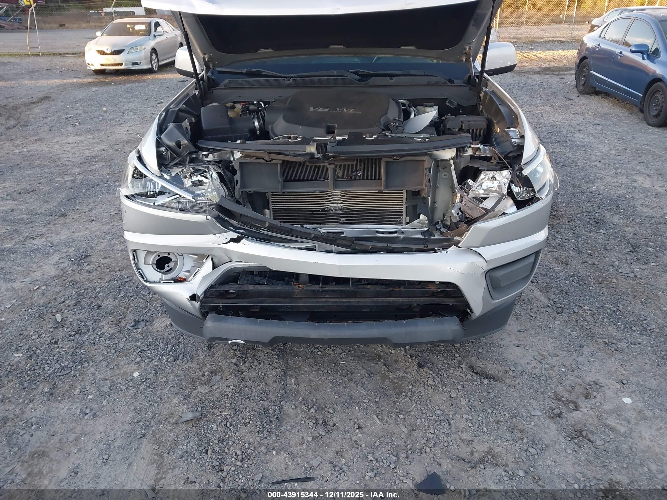 CHEVROLET COLORADO image 6