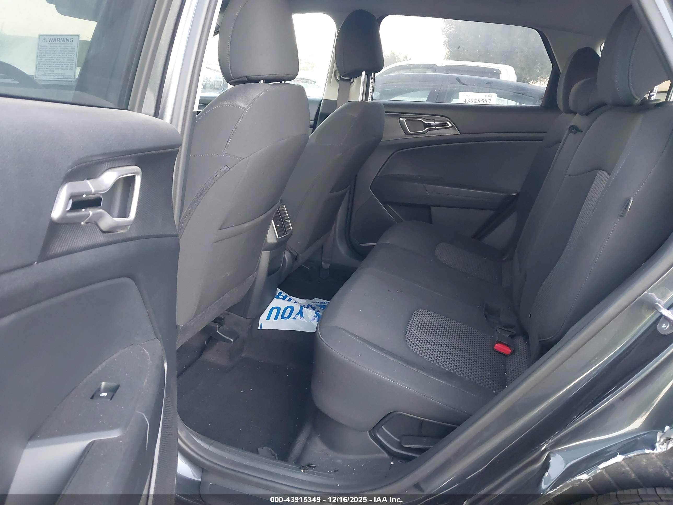 KIA SPORTAGE image 8
