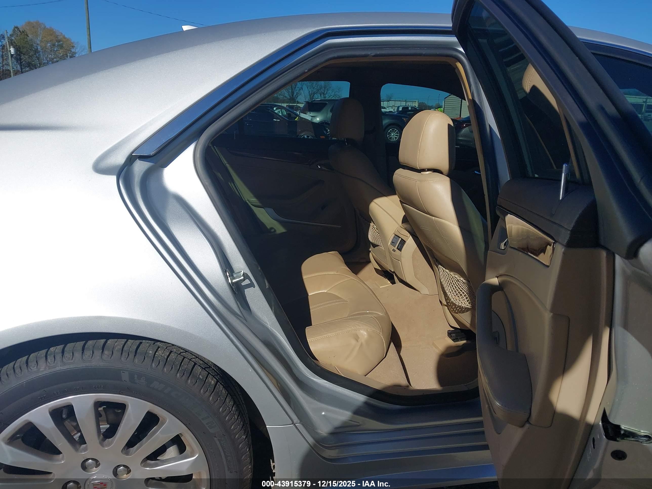 CADILLAC CTS image 8