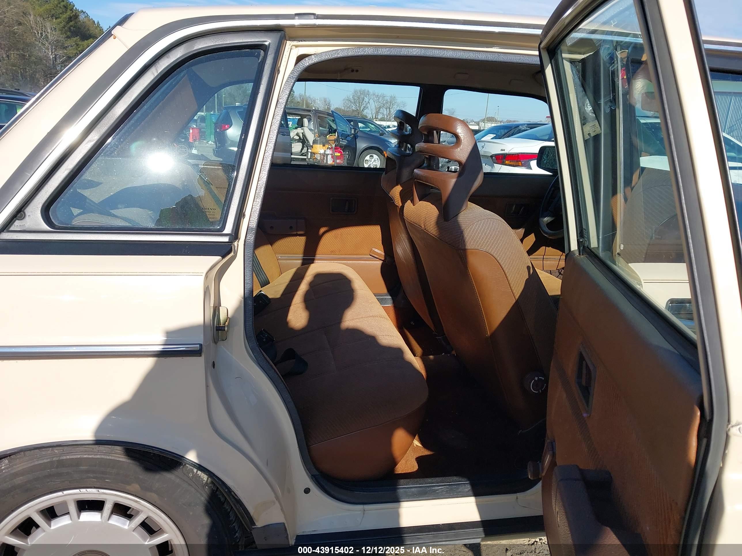 VOLVO 244 image 8