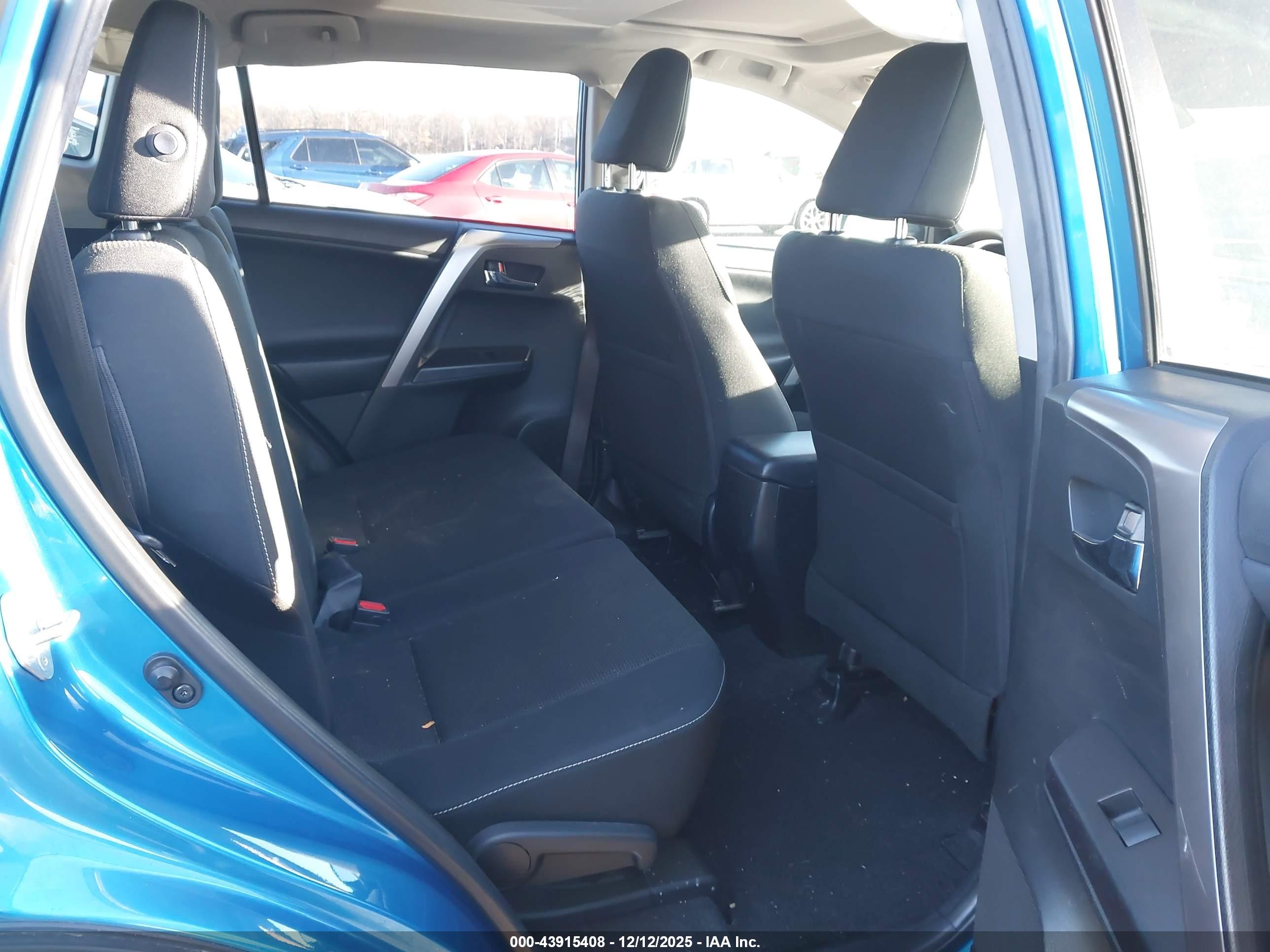 TOYOTA RAV4 image 8