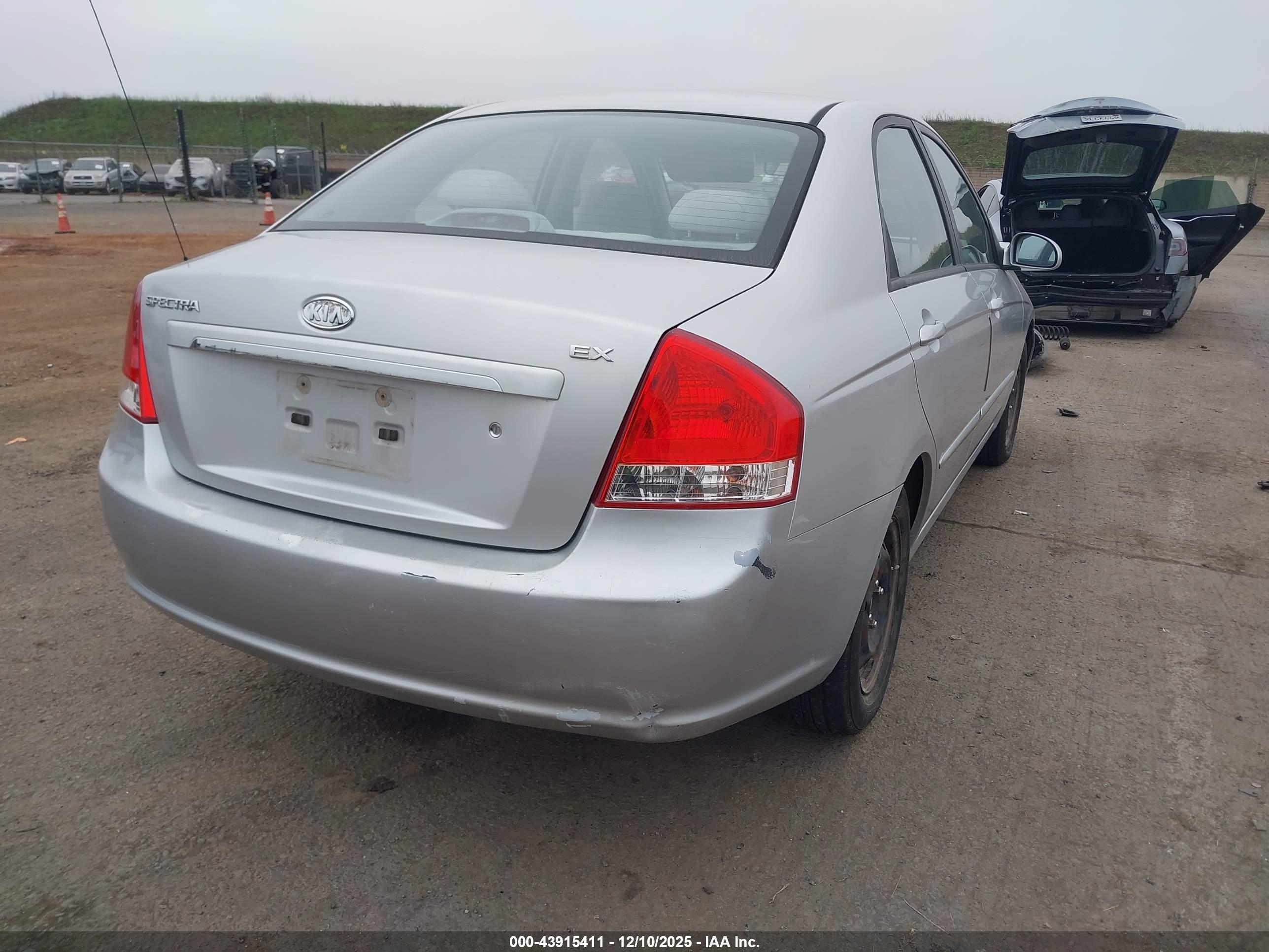 KIA SPECTRA image 4