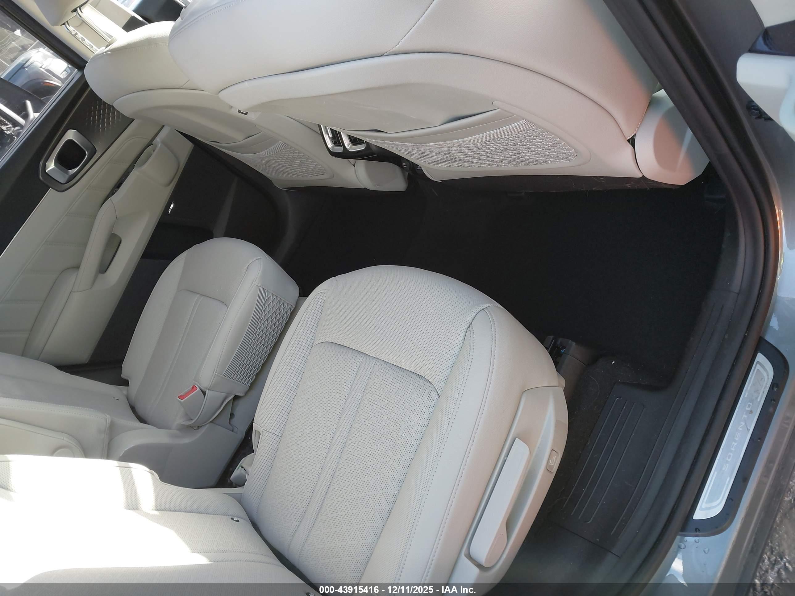 KIA SORENTO image 8
