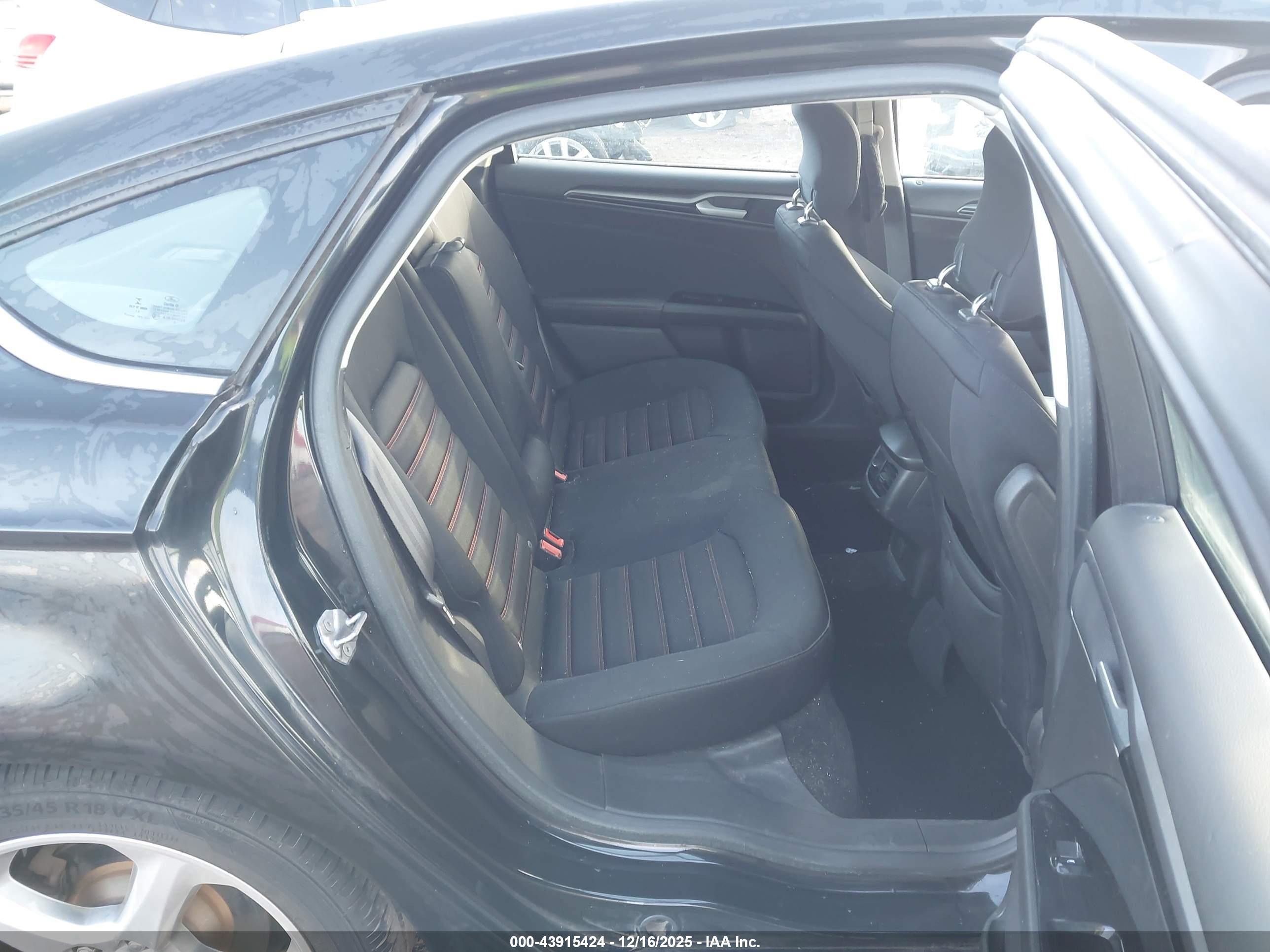 FORD FUSION image 8