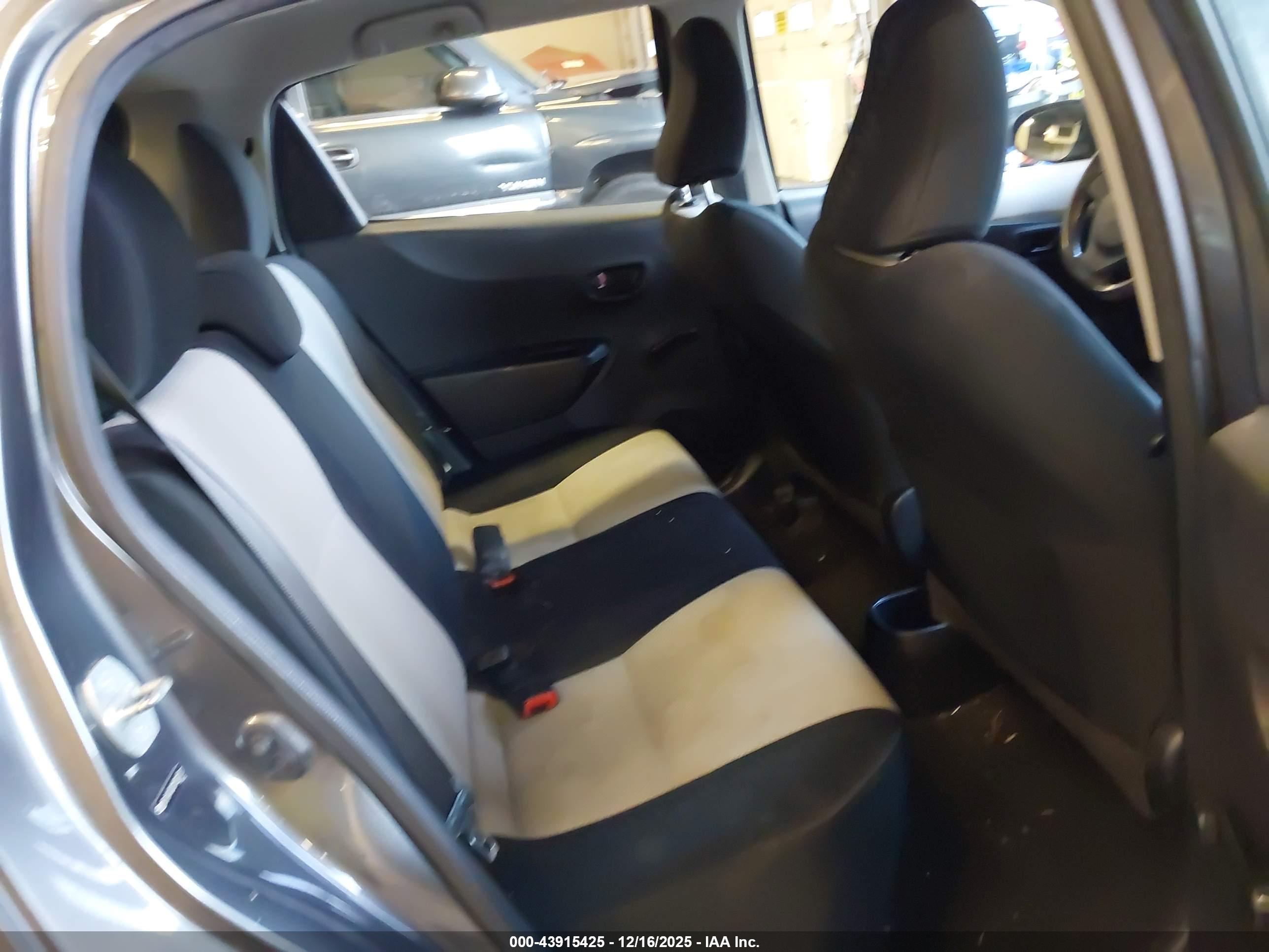 TOYOTA YARIS image 8