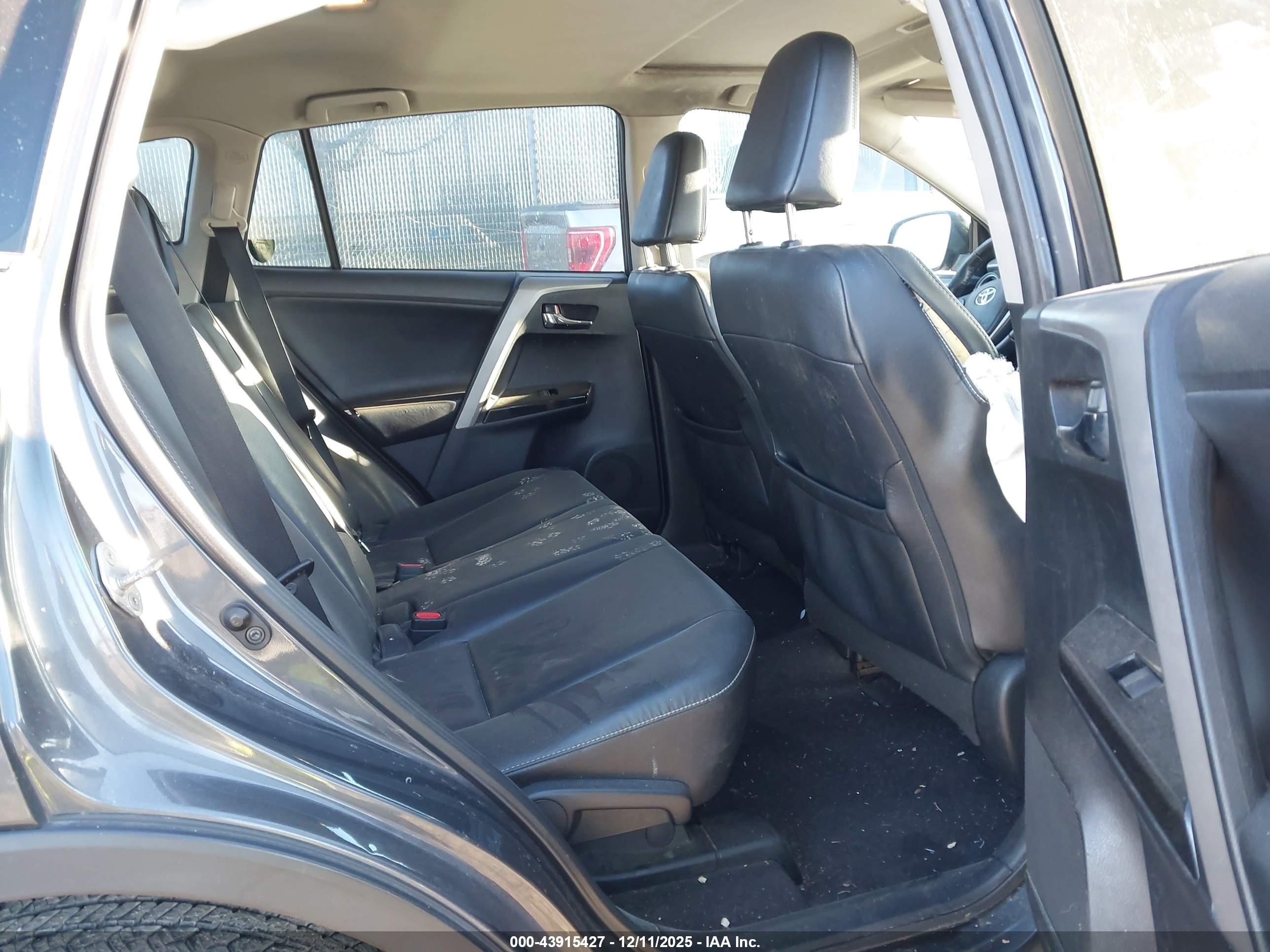 TOYOTA RAV4 image 8