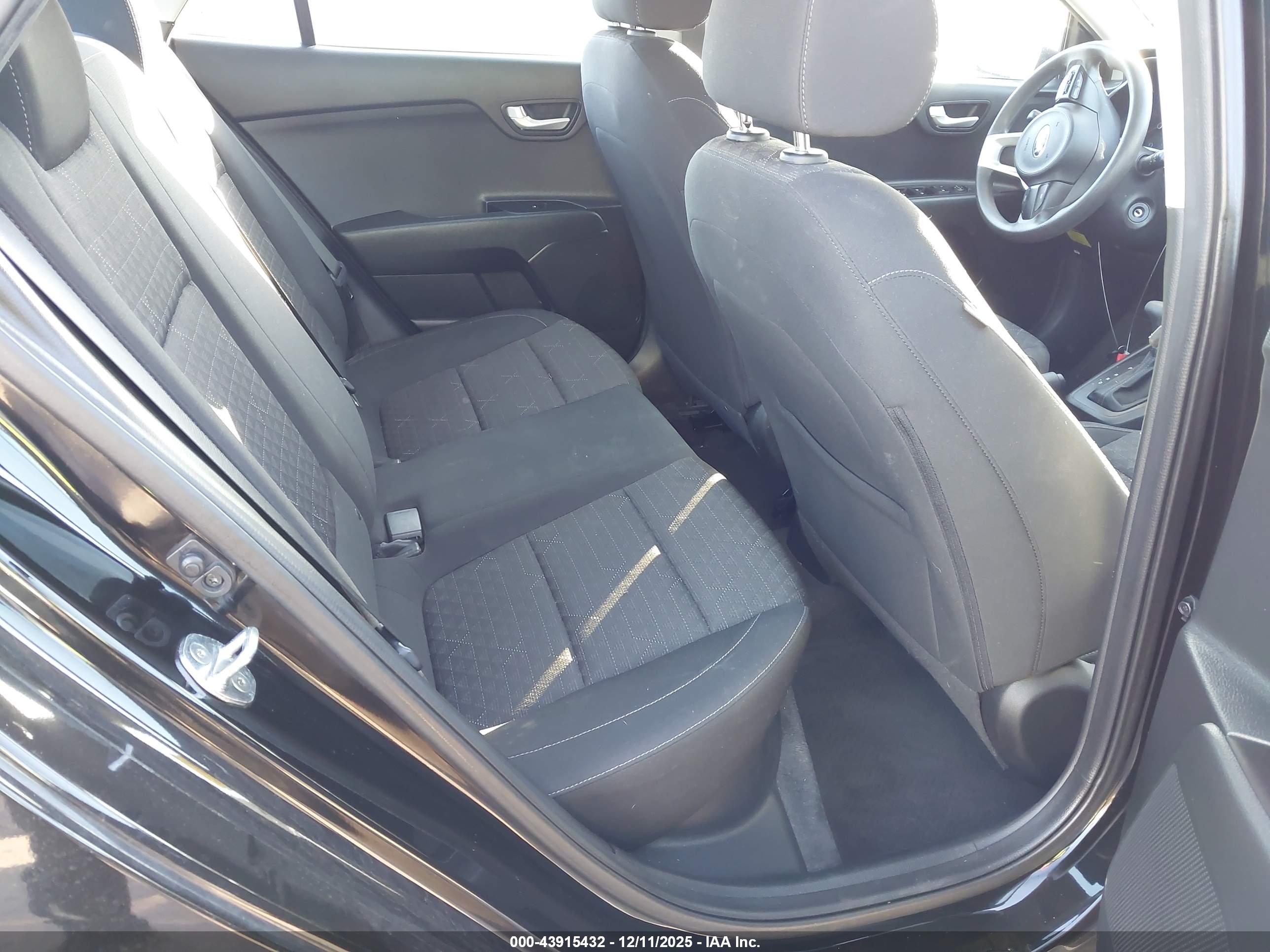 KIA RIO image 8