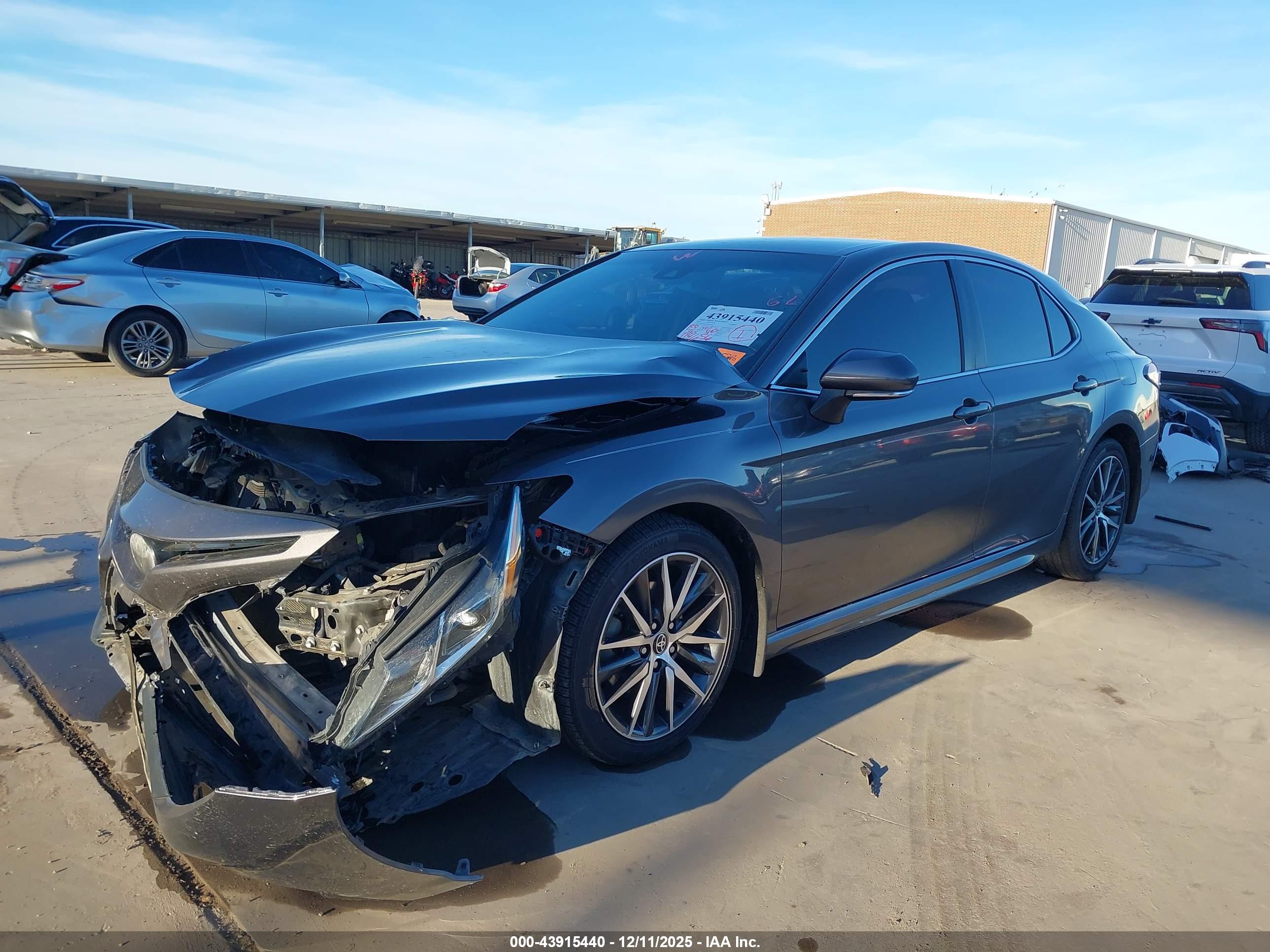 TOYOTA CAMRY image 2