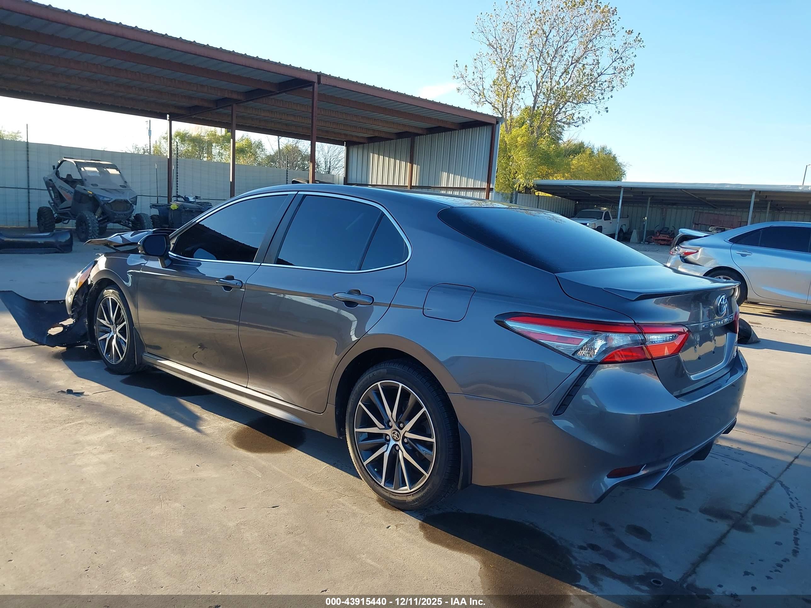 TOYOTA CAMRY image 3