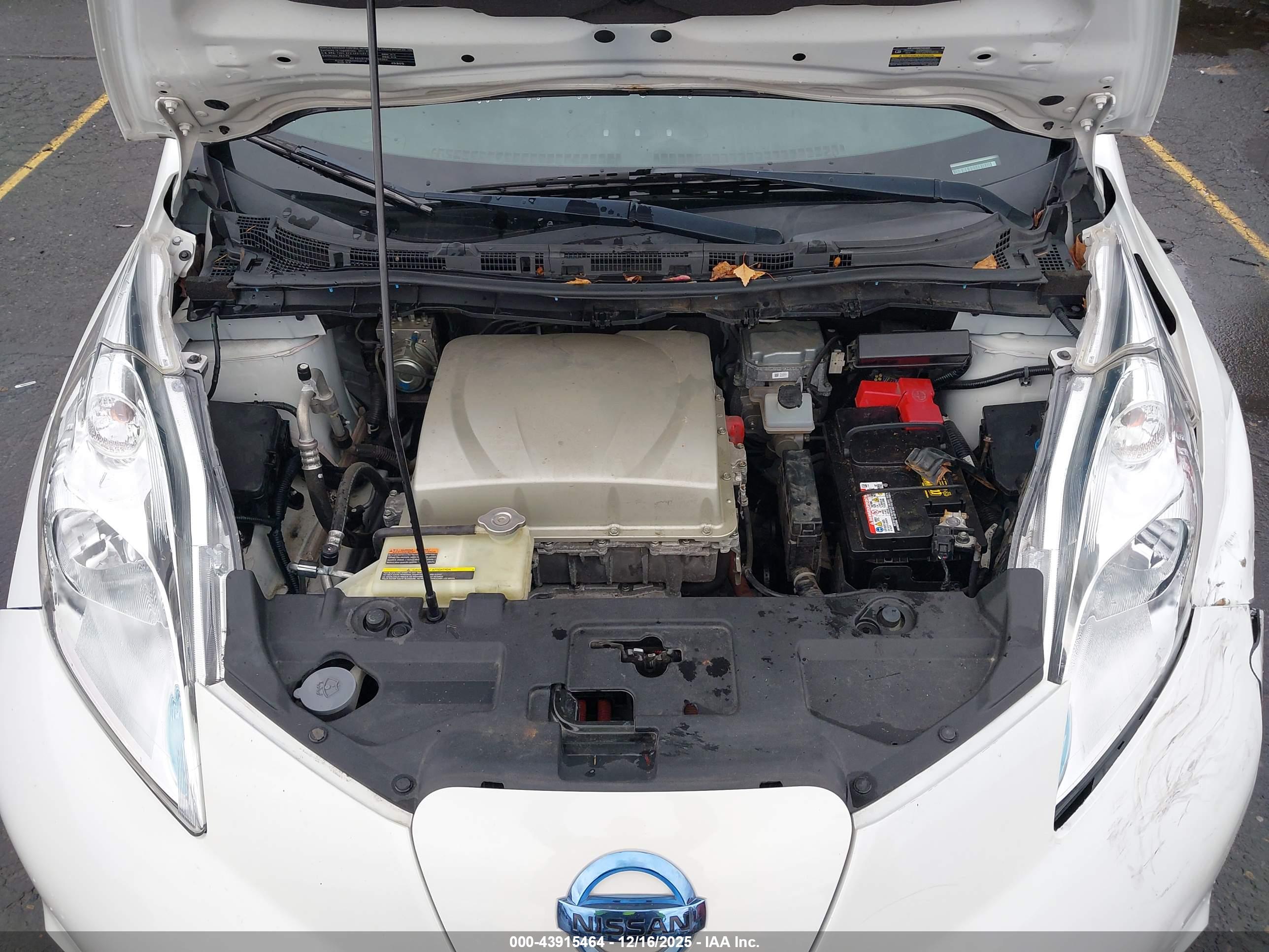 NISSAN LEAF image 10