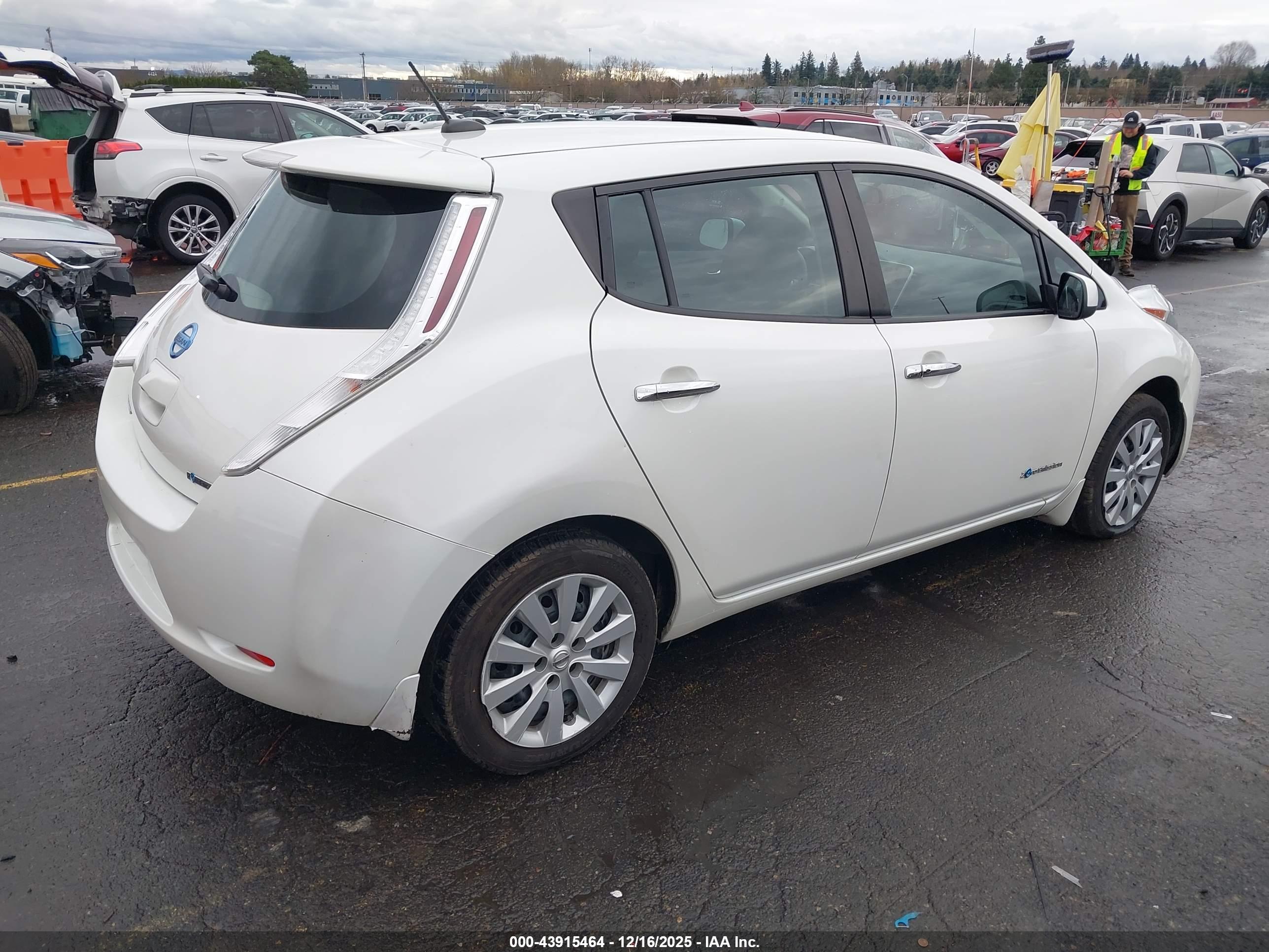 NISSAN LEAF image 4
