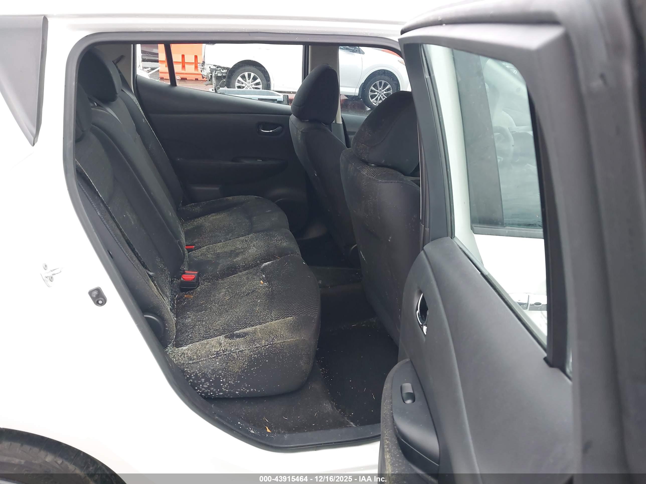NISSAN LEAF image 8