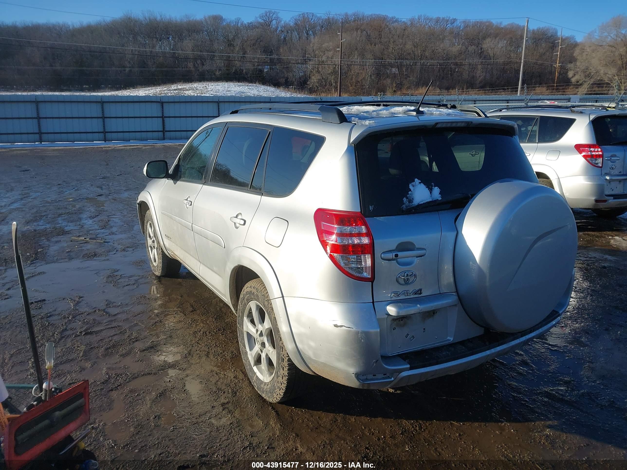 TOYOTA RAV4 image 3