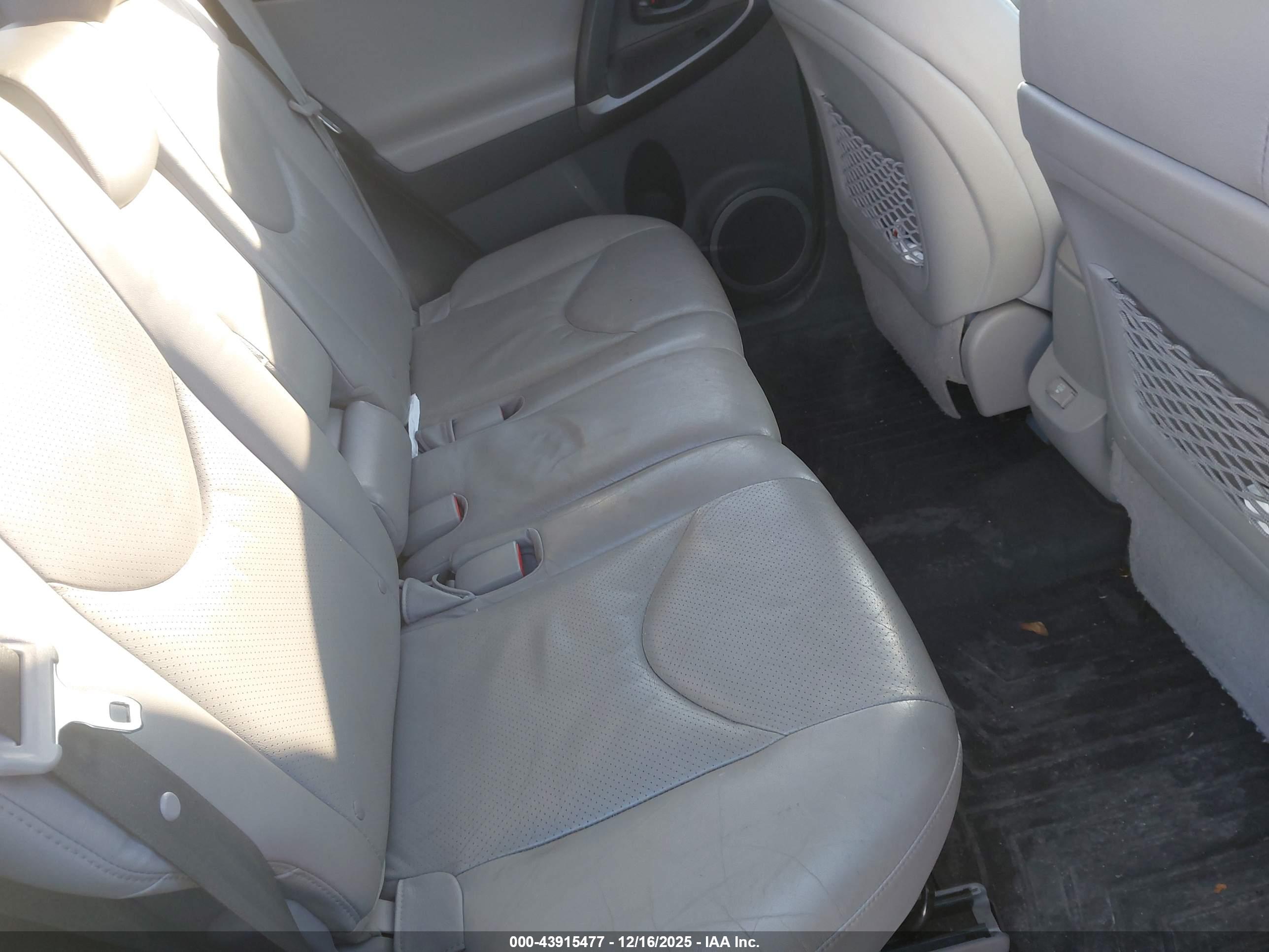 TOYOTA RAV4 image 8