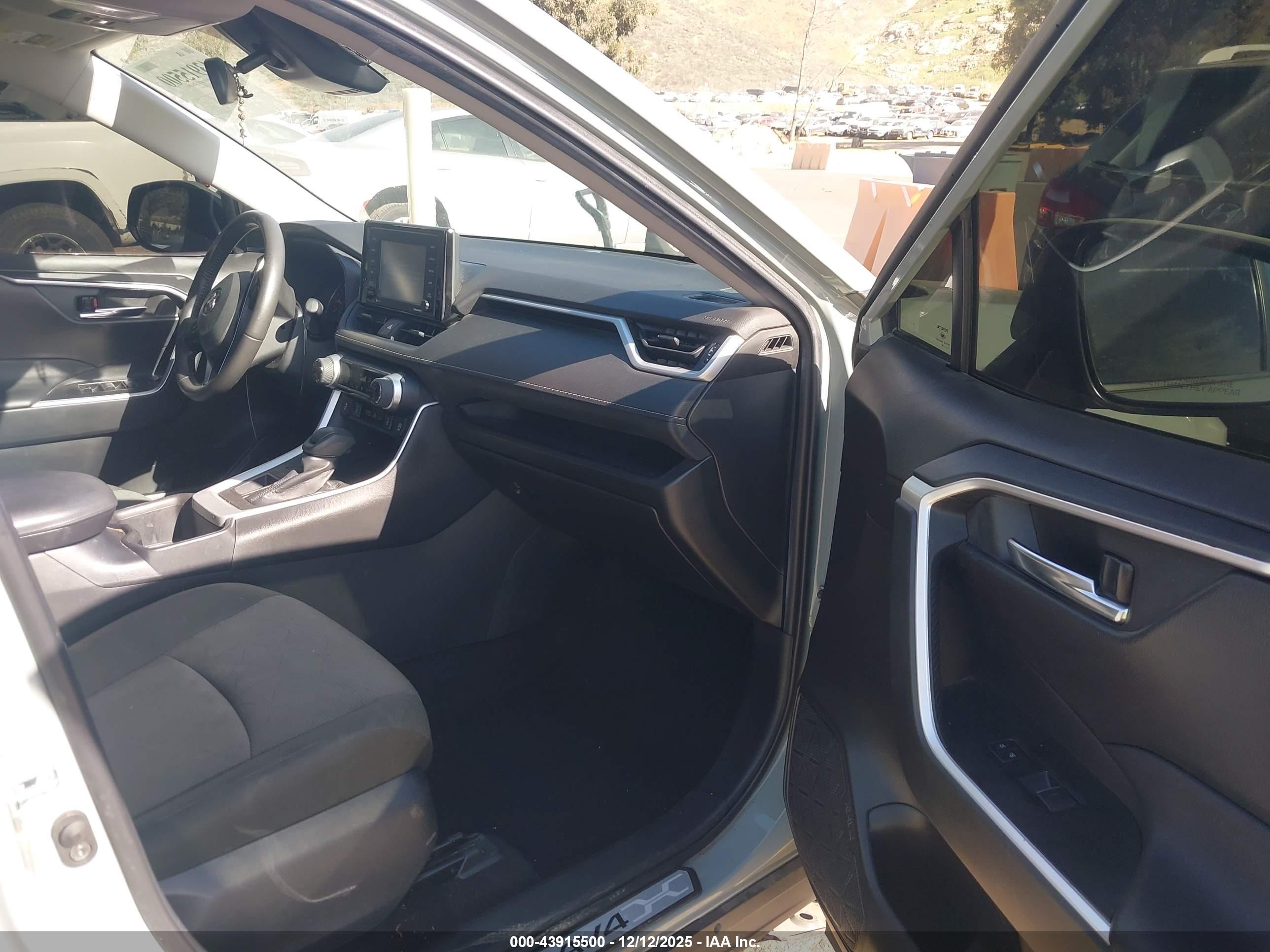 TOYOTA RAV4 image 5