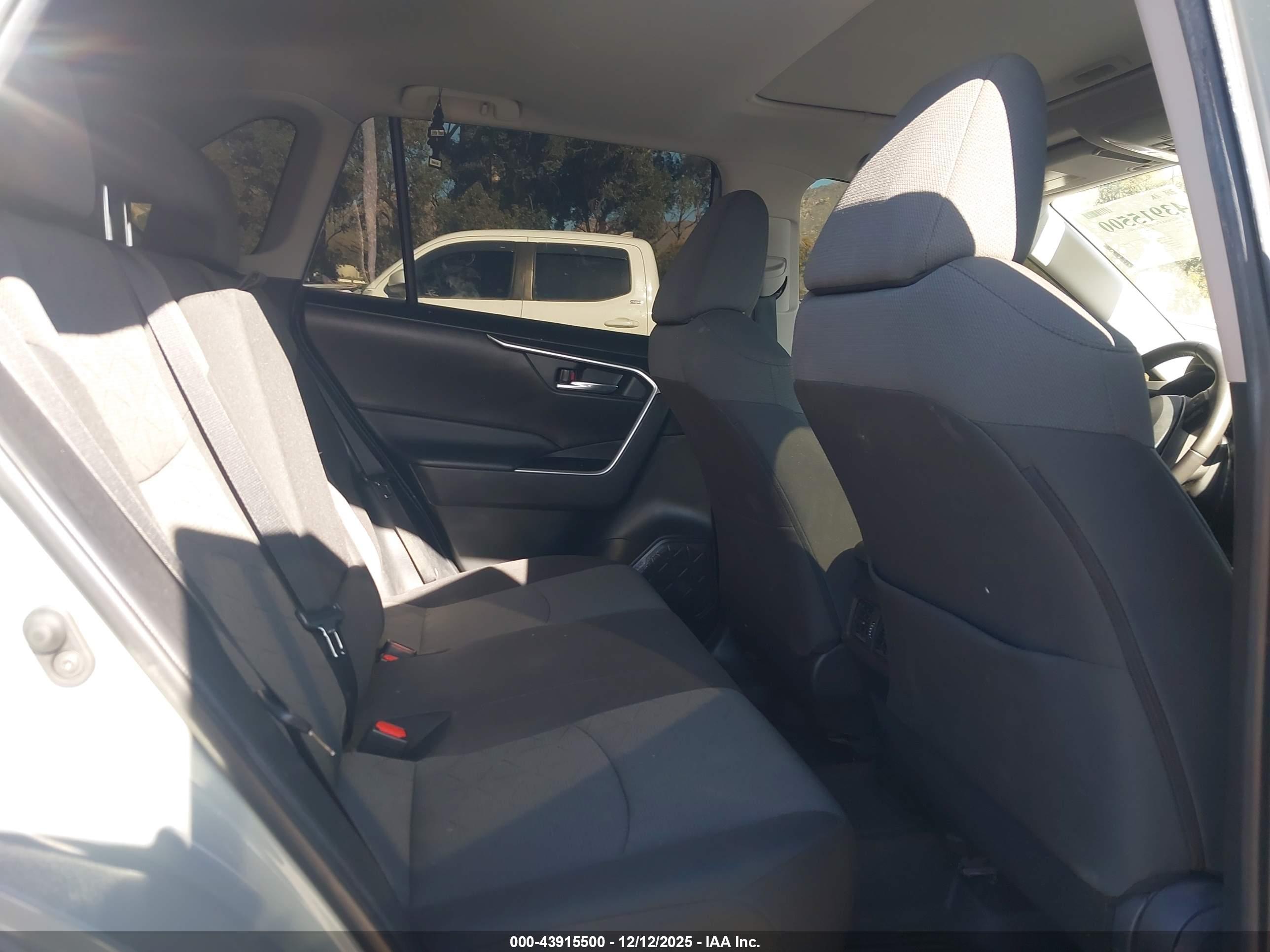 TOYOTA RAV4 image 8