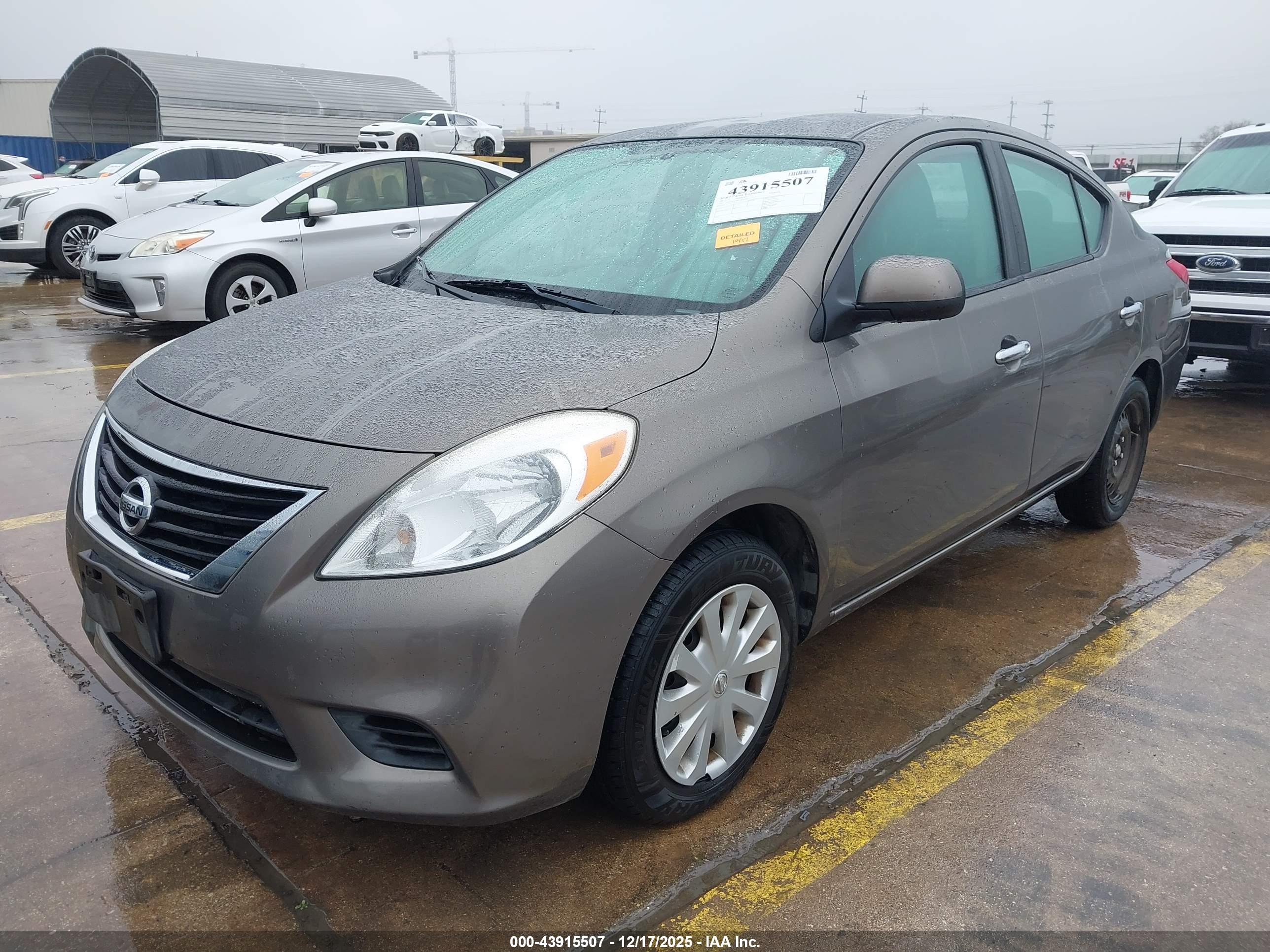 NISSAN VERSA image 2